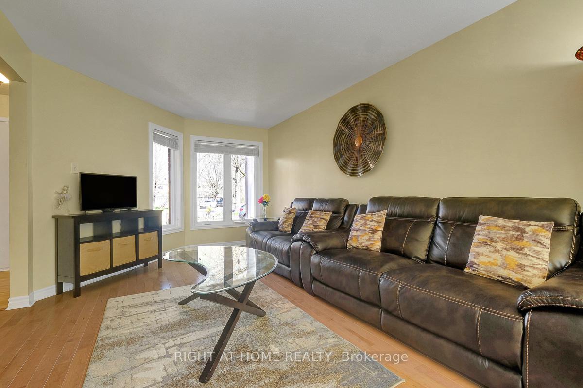 Photo 5 of 60 Kimbolton Crescent, Ottawa, Kanata - Morgan's Grant/South March — HOMEH