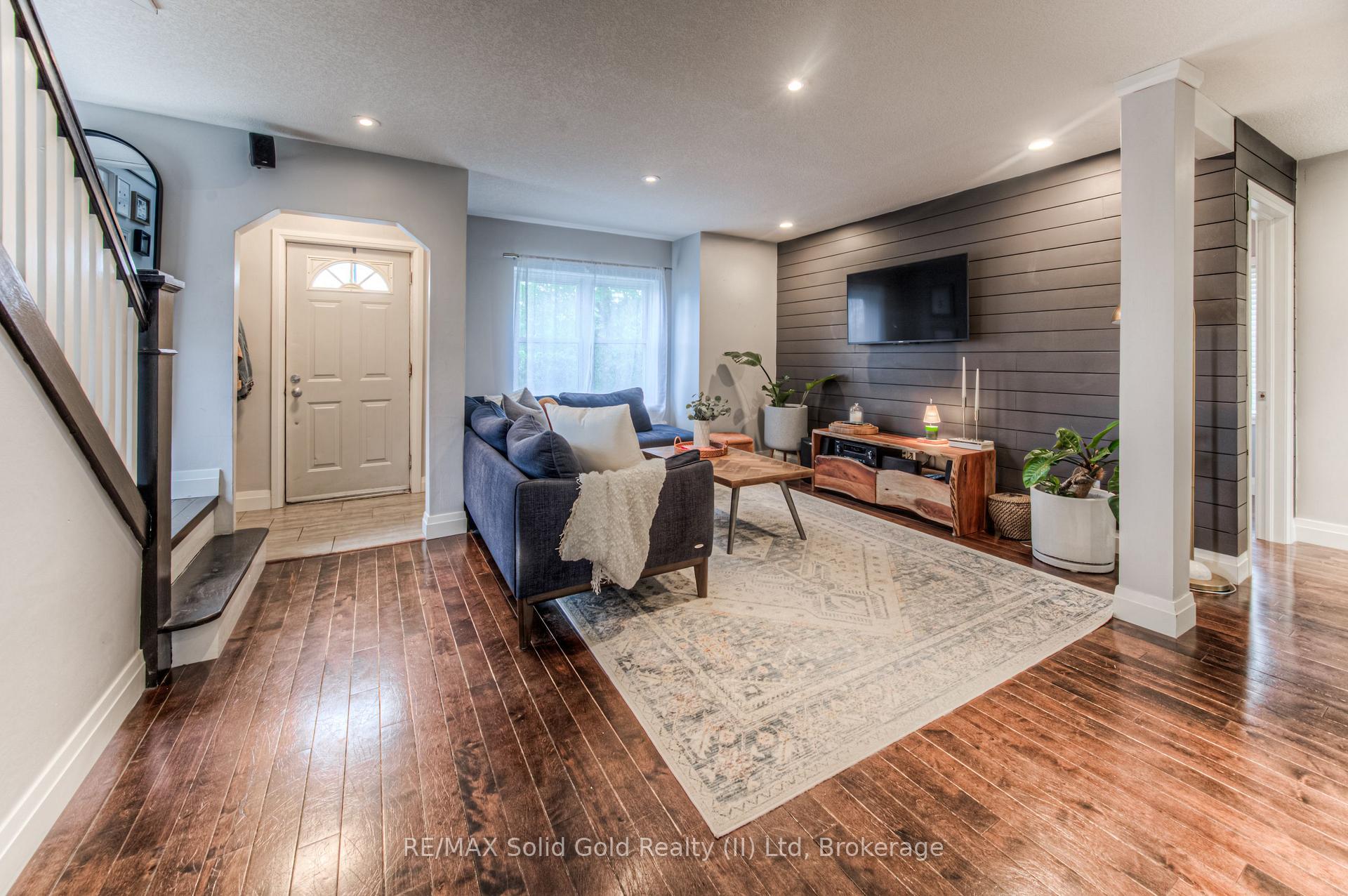 Photo 2 of 742 Elizabeth Street, Kitchener — HOMEH
