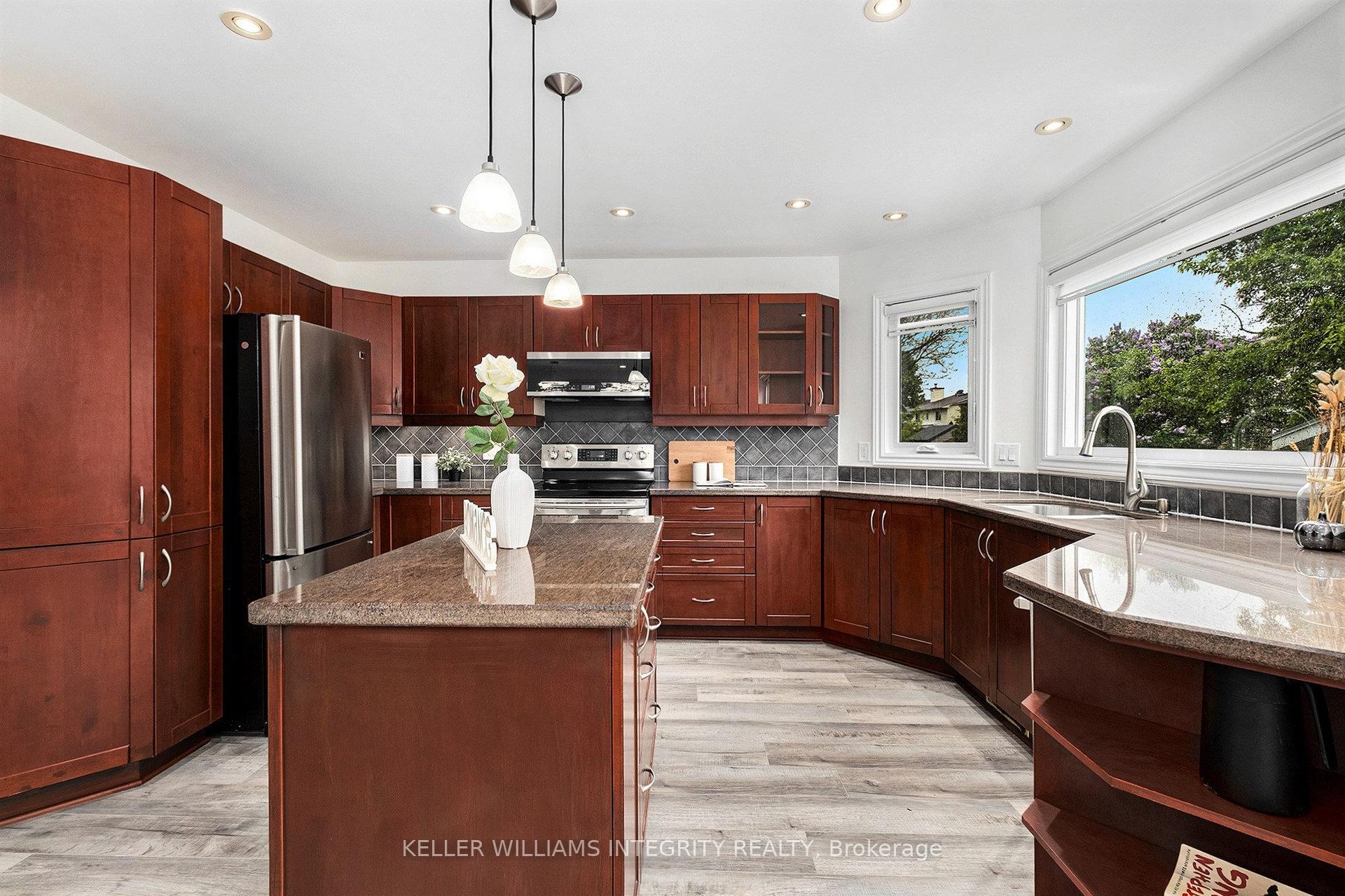 Photo 11 of 15 Saddlehorn Crescent, Ottawa, Kanata - Bridlewood — HOMEH