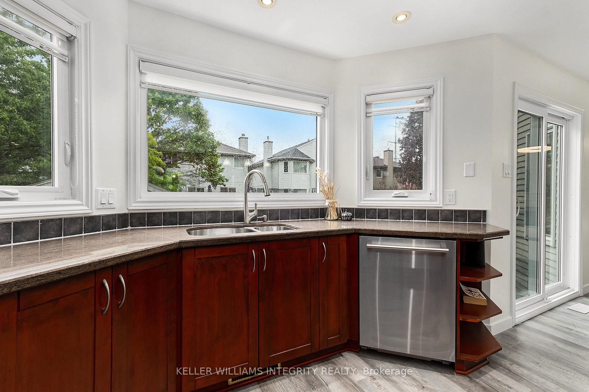 Photo 13 of 15 Saddlehorn Crescent, Ottawa, Kanata - Bridlewood — HOMEH