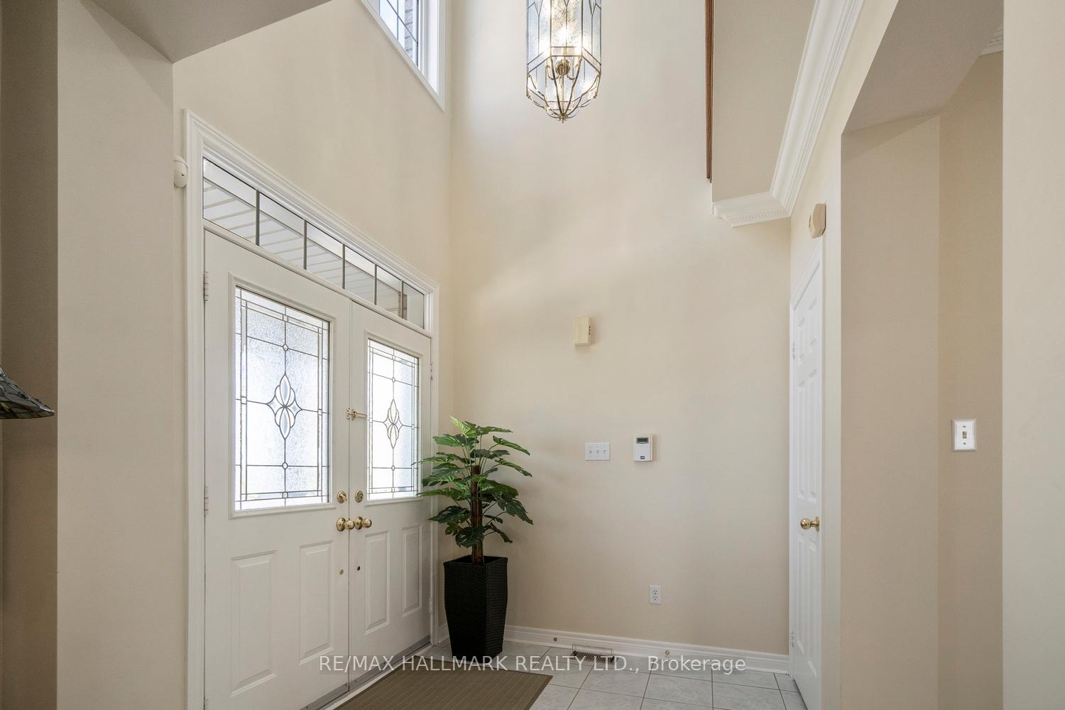 Photo 3 of 21 Courtfield Crescent, Markham, Berczy — HOMEH