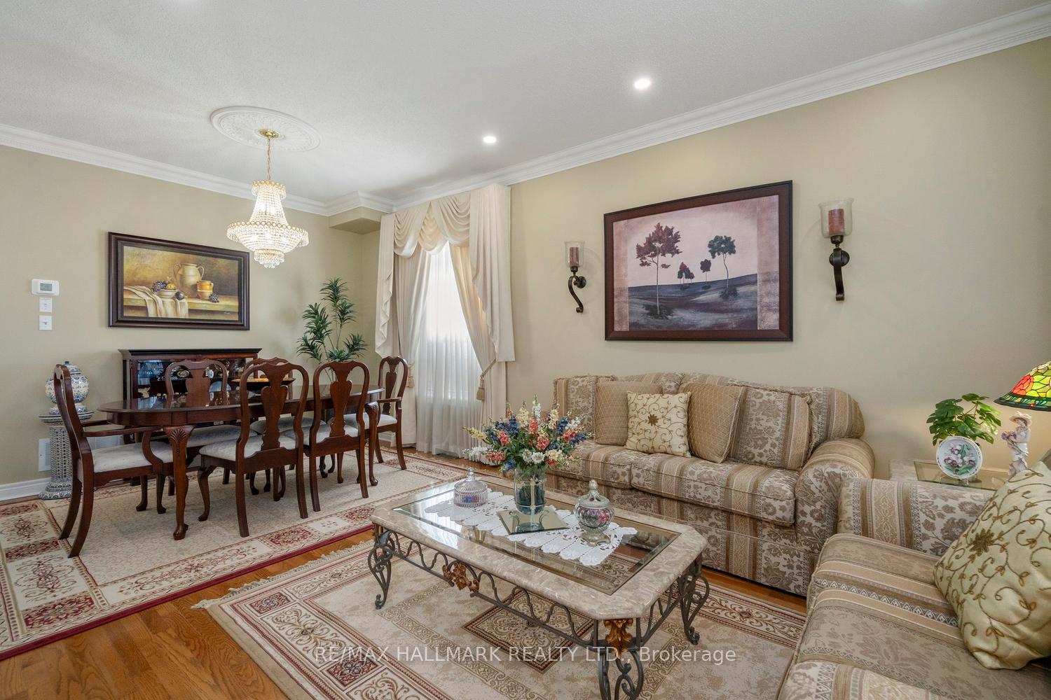 Photo 4 of 21 Courtfield Crescent, Markham, Berczy — HOMEH