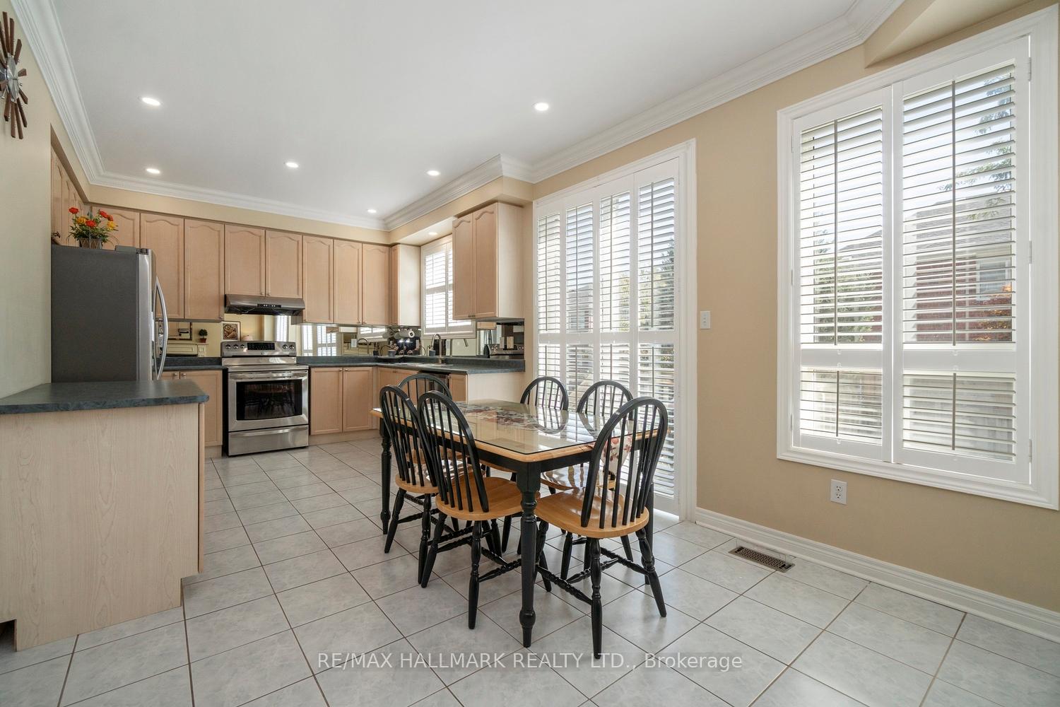 Photo 8 of 21 Courtfield Crescent, Markham, Berczy — HOMEH