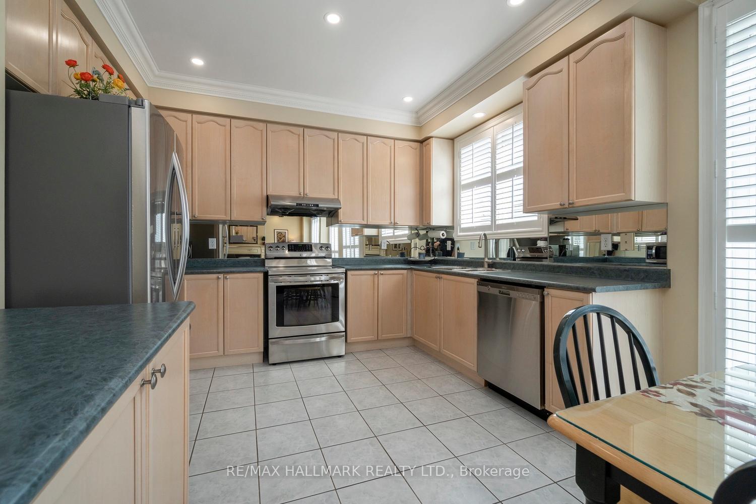 Photo 9 of 21 Courtfield Crescent, Markham, Berczy — HOMEH
