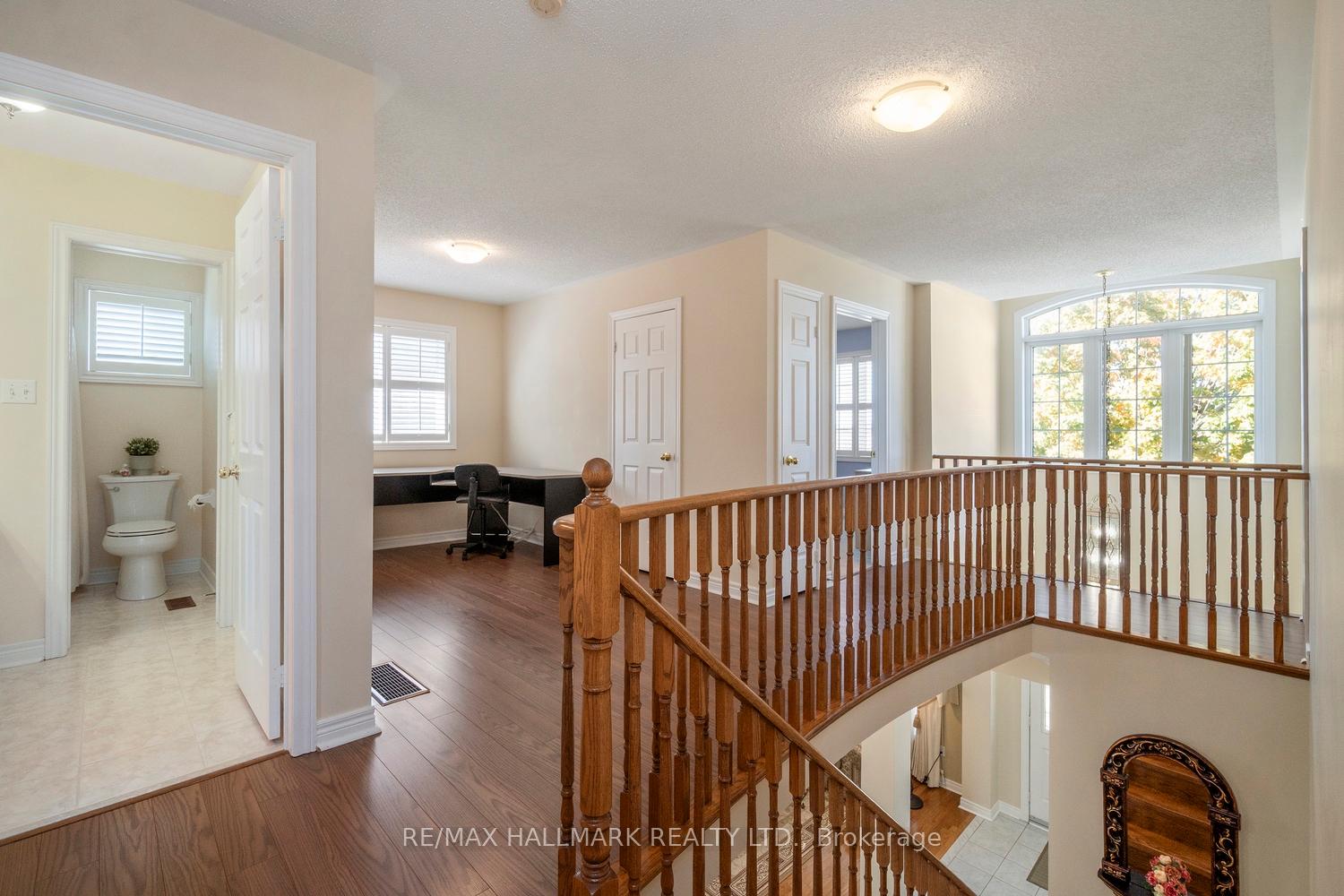 Photo 10 of 21 Courtfield Crescent, Markham, Berczy — HOMEH