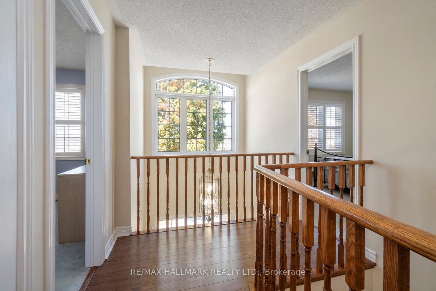 Photo 12 of 21 Courtfield Crescent, Markham, Berczy — HOMEH
