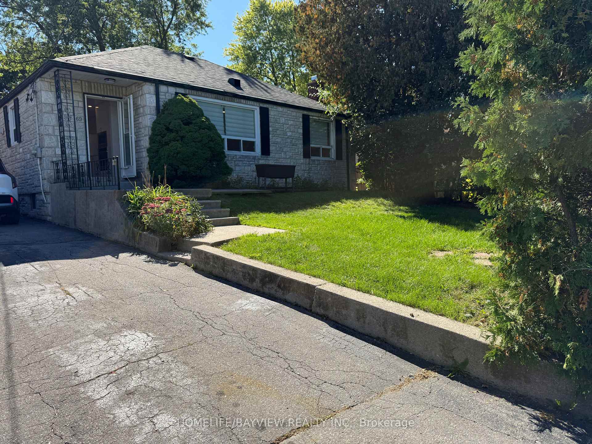 Front of Unit Main, 69 Woodward Avenue