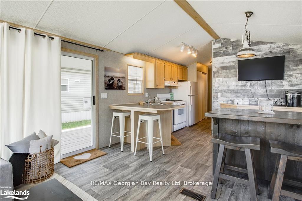 Photo 11 of 46 Lakeshore Road, Midland — HOMEH