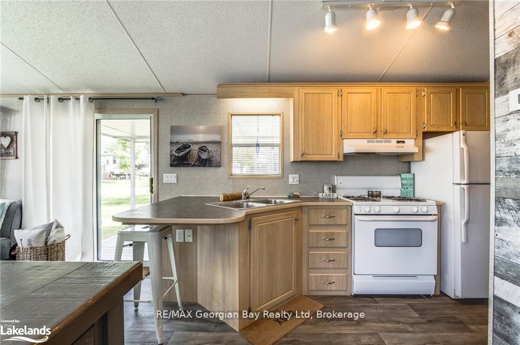 Photo 12 of 46 Lakeshore Road, Midland — HOMEH