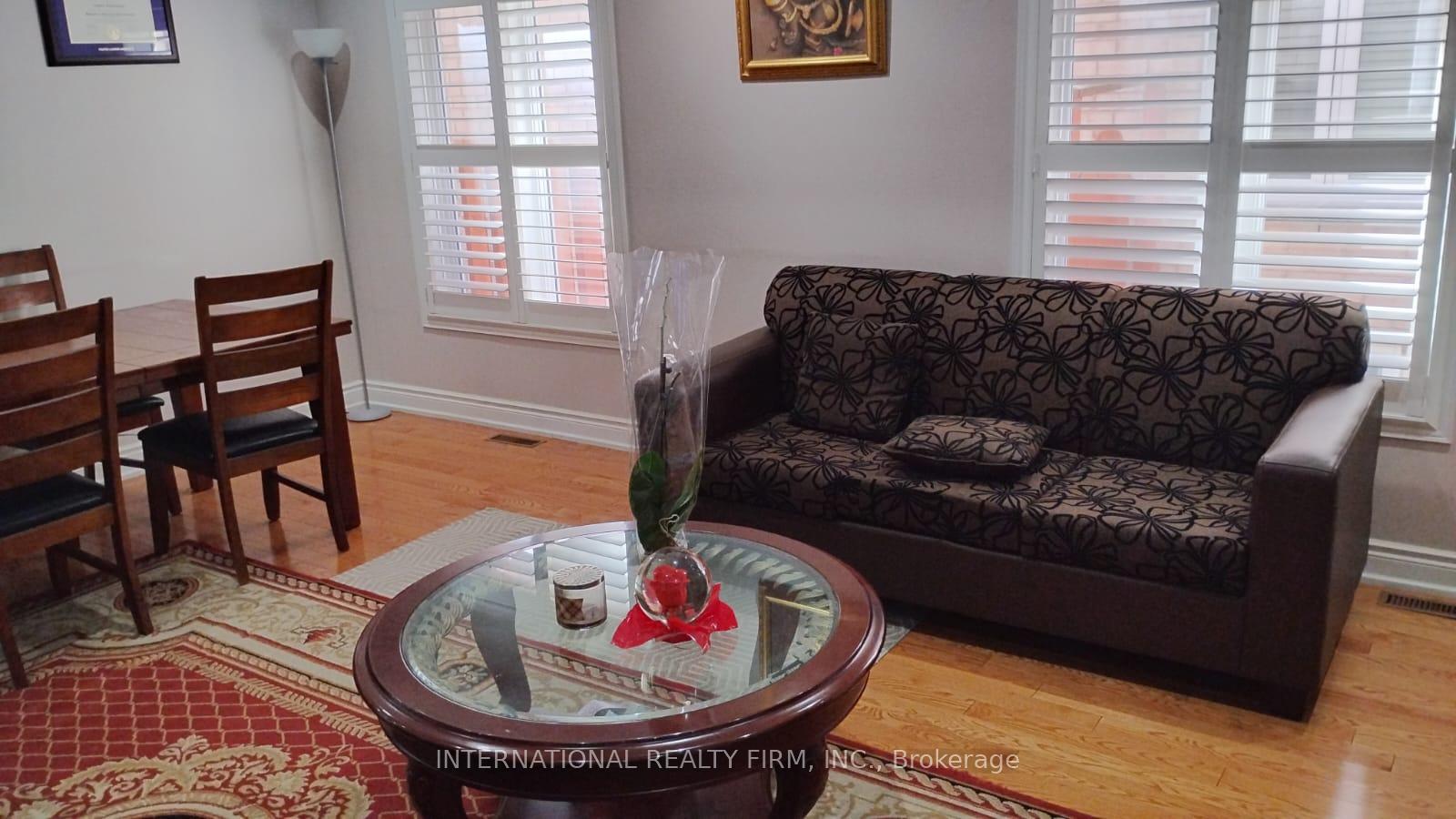 Photo 9 of 136 Tara Crescent, Markham, Cedarwood — HOMEH
