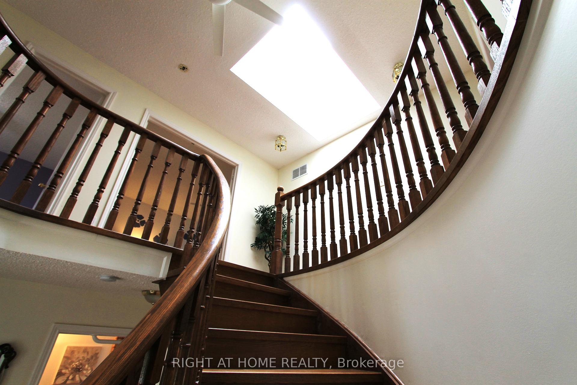 Photo 3 of 26 Leighland Drive, Markham, Unionville — HOMEH