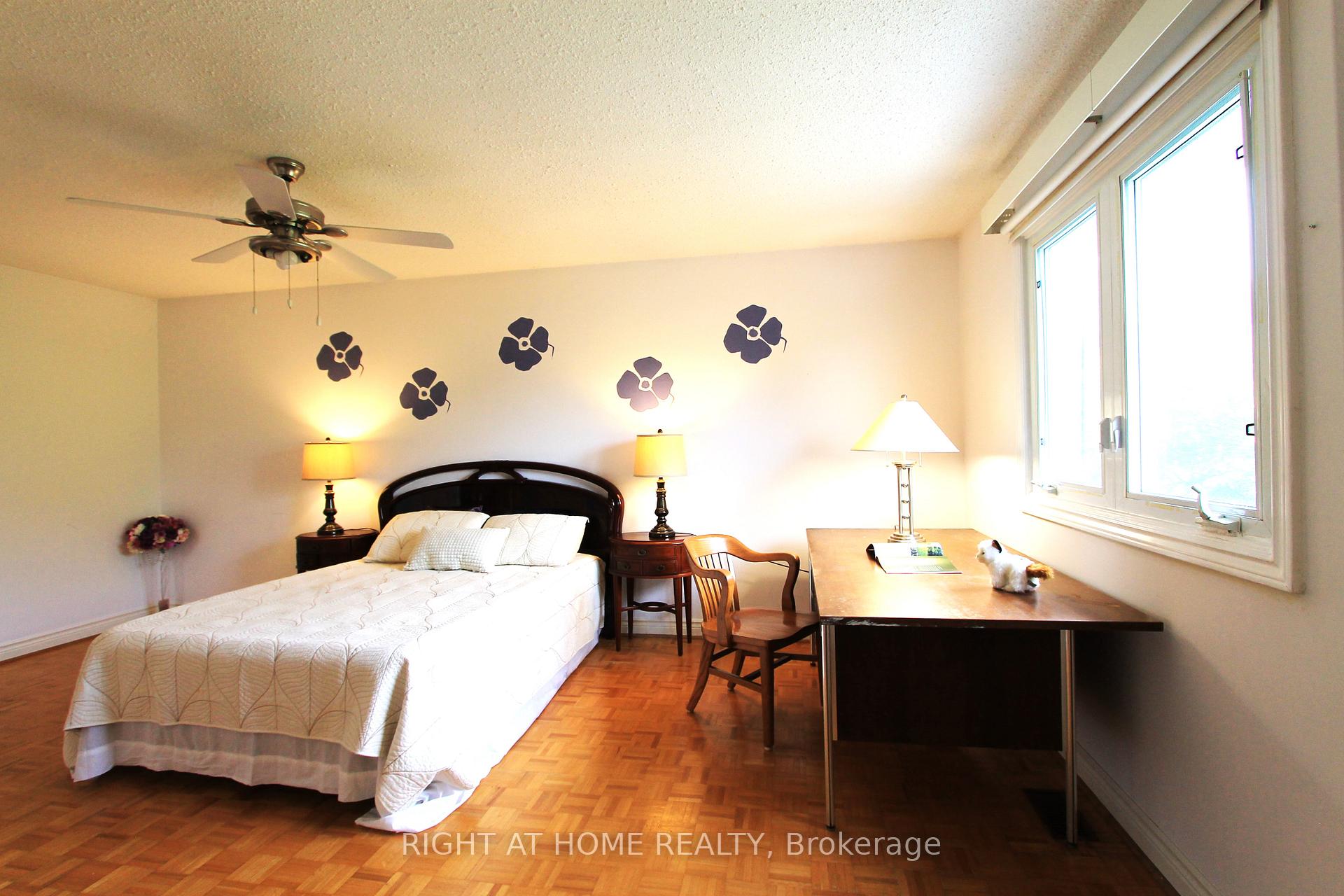 Photo 8 of 26 Leighland Drive, Markham, Unionville — HOMEH