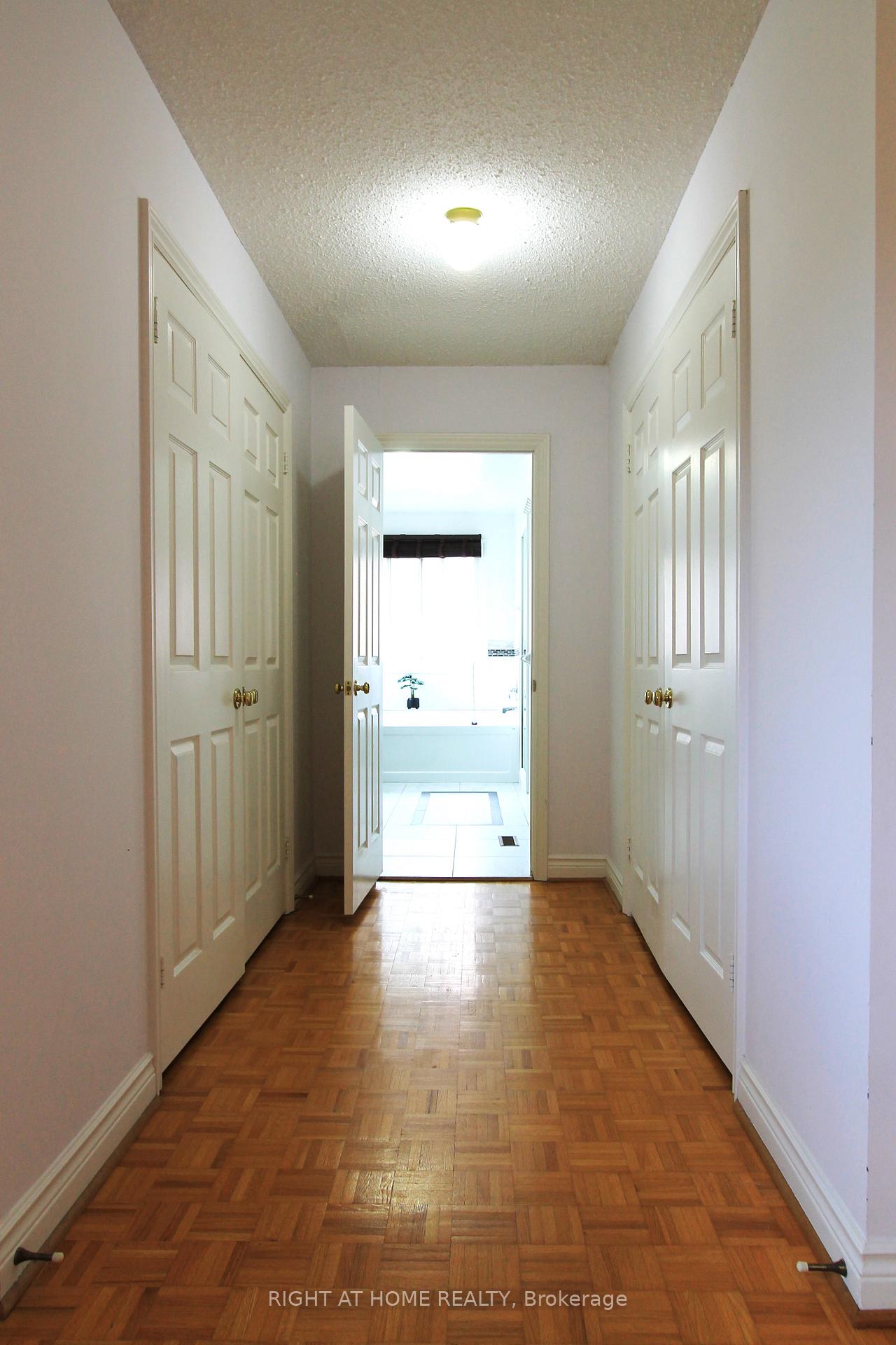 Photo 10 of 26 Leighland Drive, Markham, Unionville — HOMEH