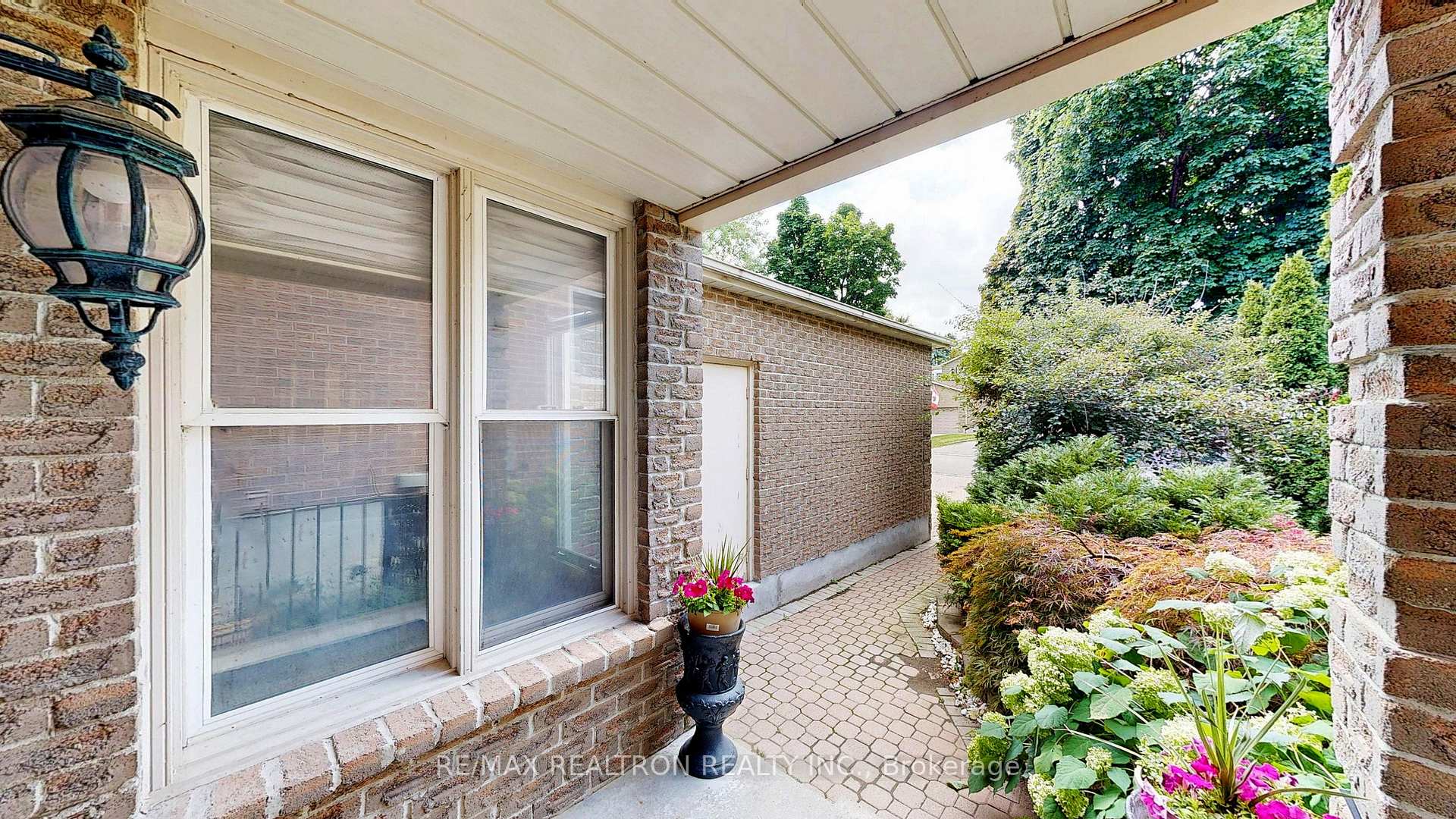 Photo 2 of 43 Strathmore Drive, Markham, Raymerville — HOMEH
