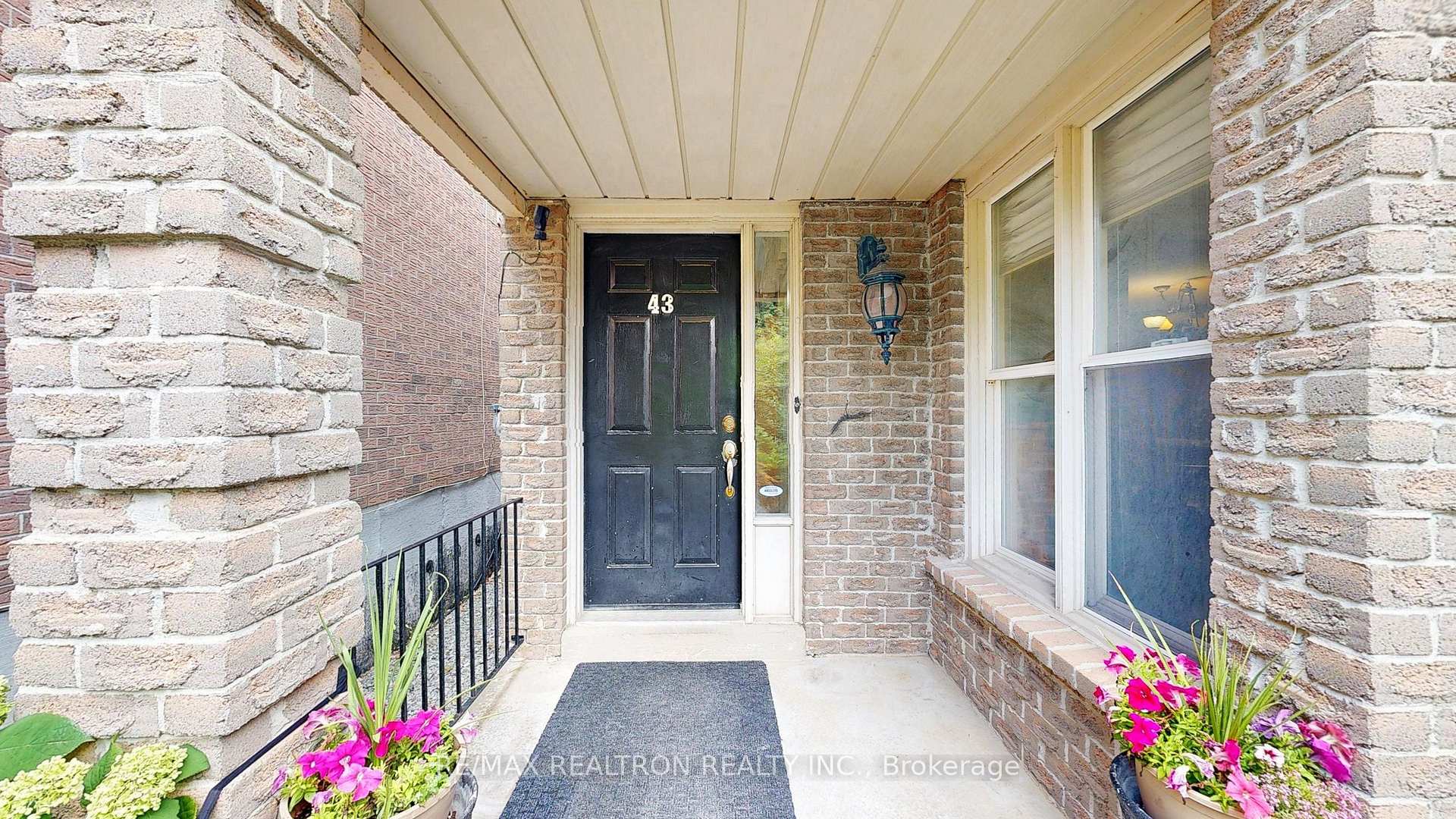 Photo 3 of 43 Strathmore Drive, Markham, Raymerville — HOMEH