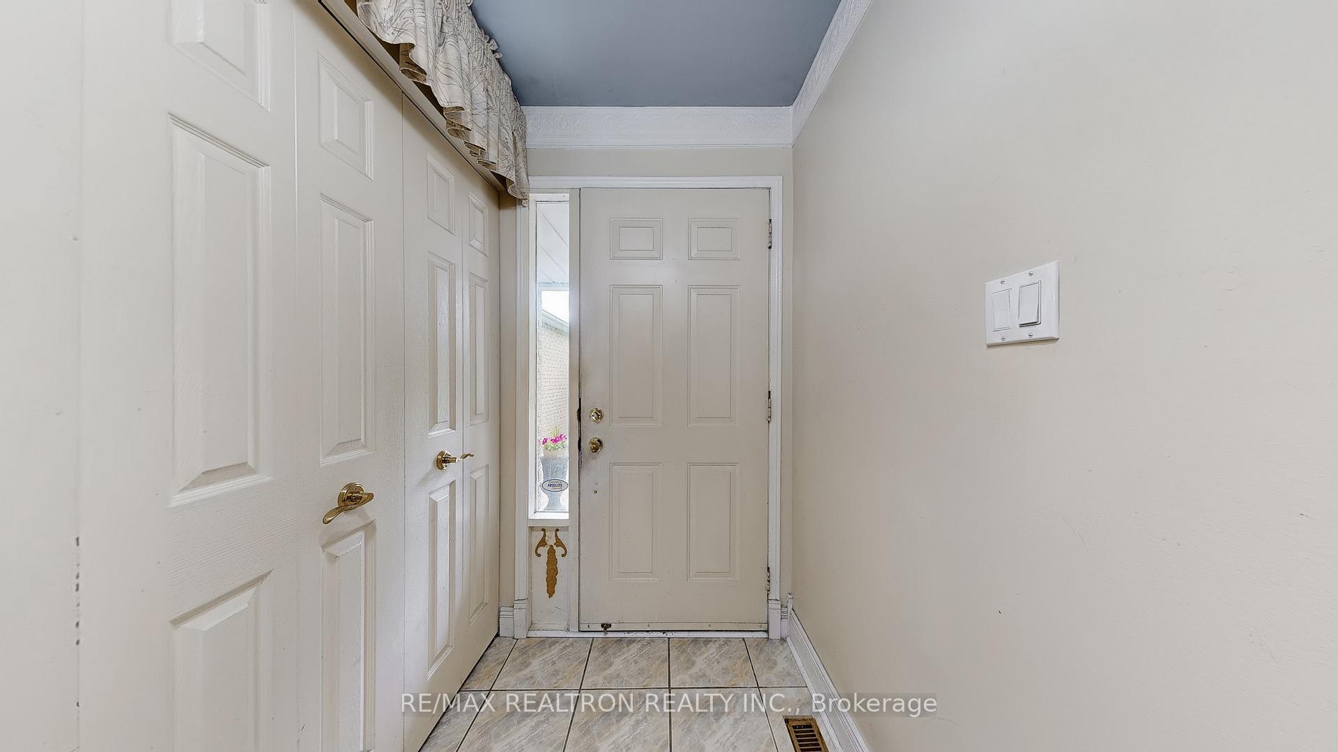 Photo 4 of 43 Strathmore Drive, Markham, Raymerville — HOMEH