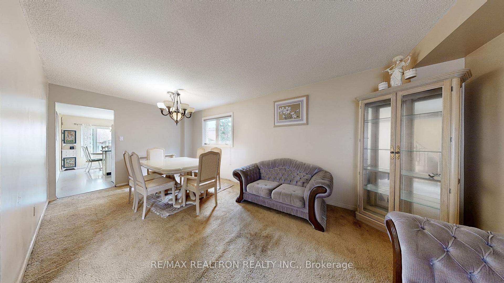 Photo 5 of 43 Strathmore Drive, Markham, Raymerville — HOMEH