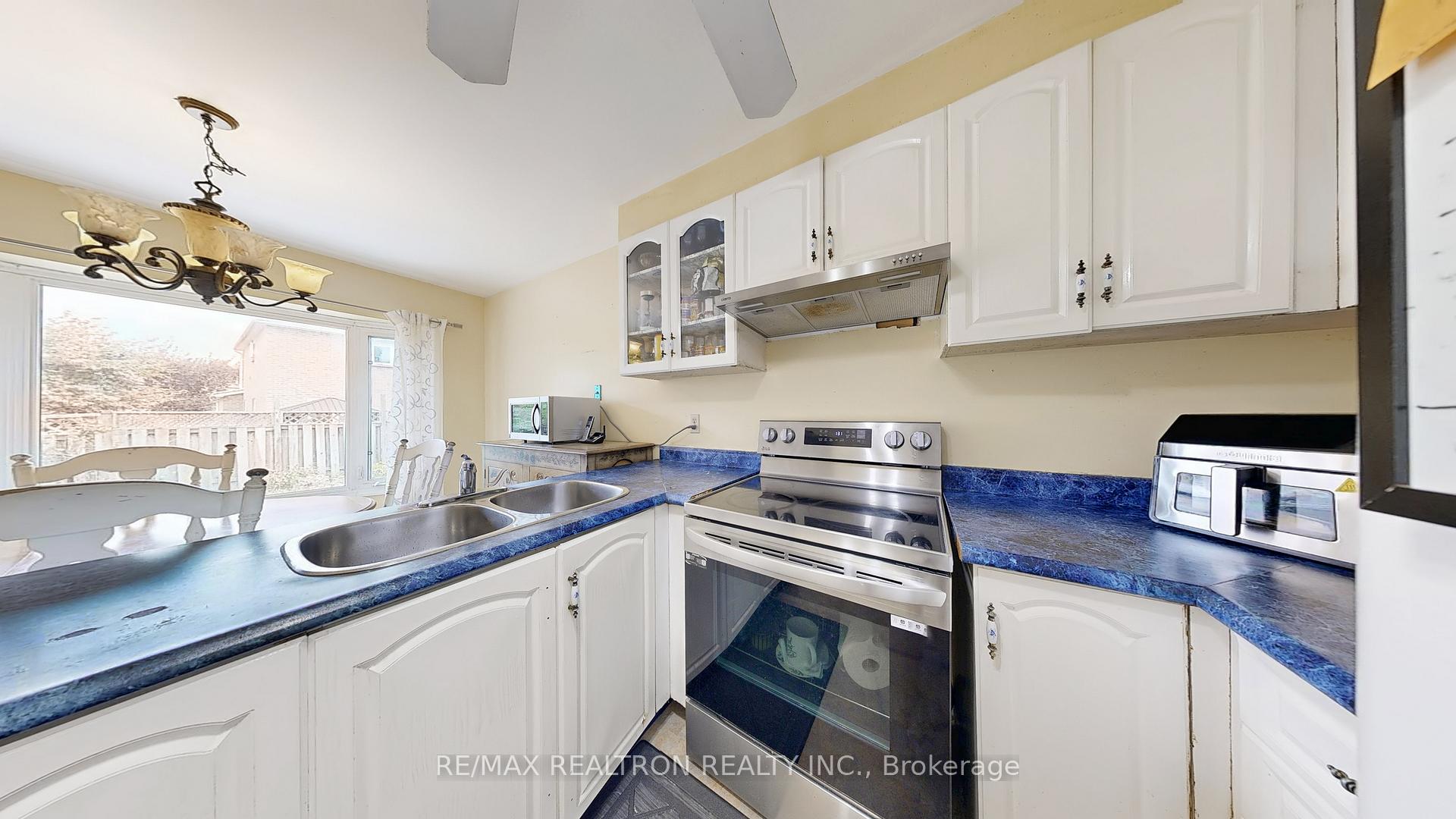 Photo 14 of 43 Strathmore Drive, Markham, Raymerville — HOMEH