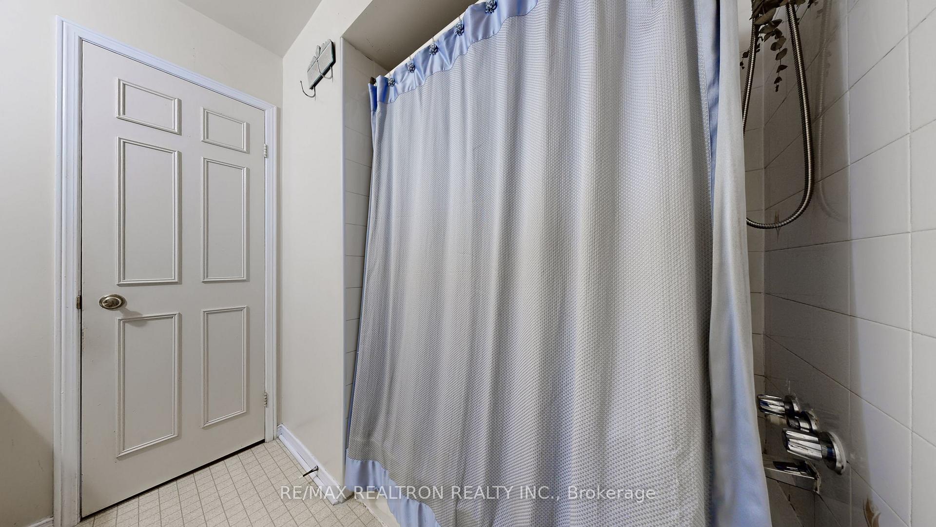 Photo 32 of 43 Strathmore Drive, Markham, Raymerville — HOMEH