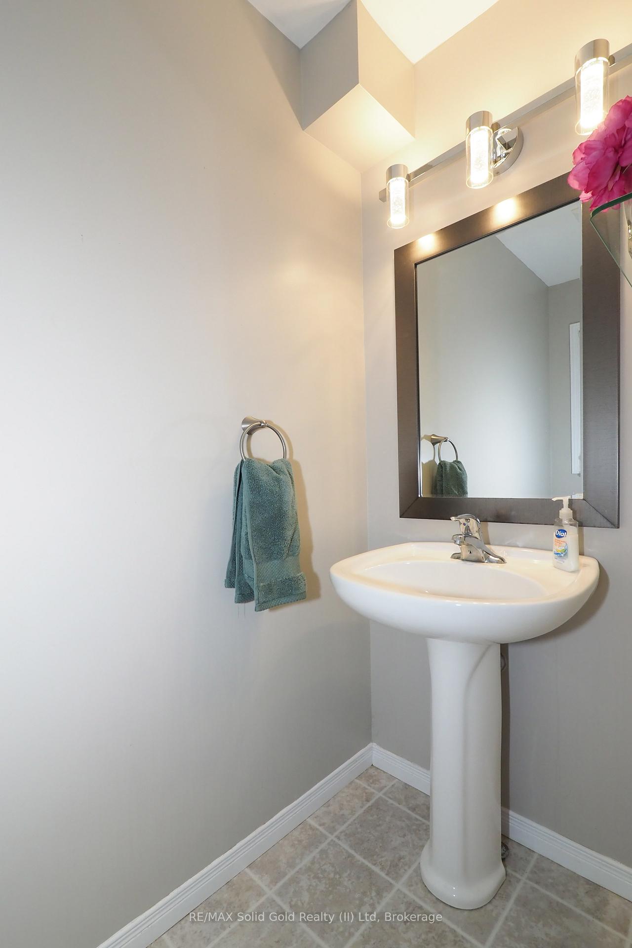 Photo 20 of 507 Commonwealth Crescent, Kitchener — HOMEH