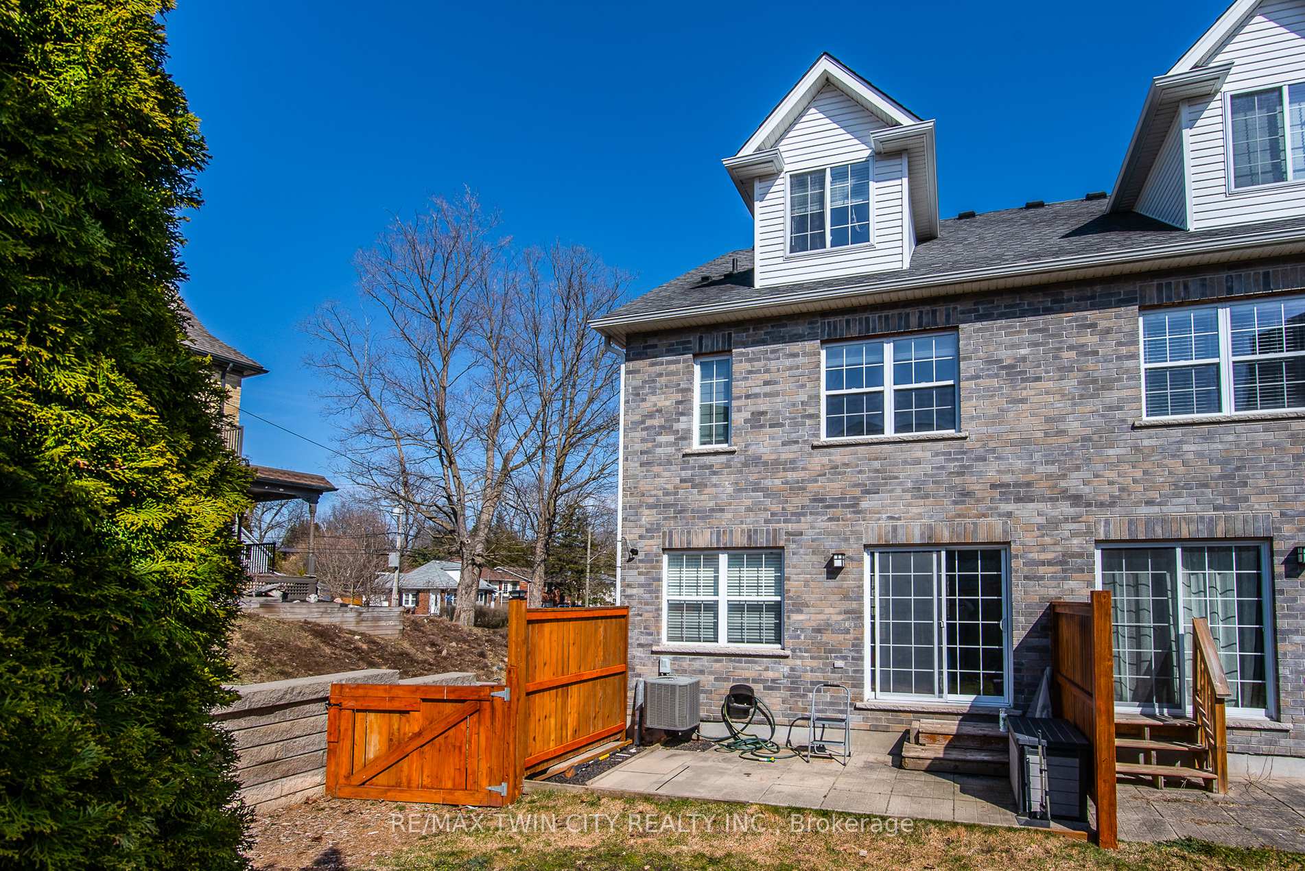 Photo 4 of 45 Woolwich Street, Kitchener — HOMEH