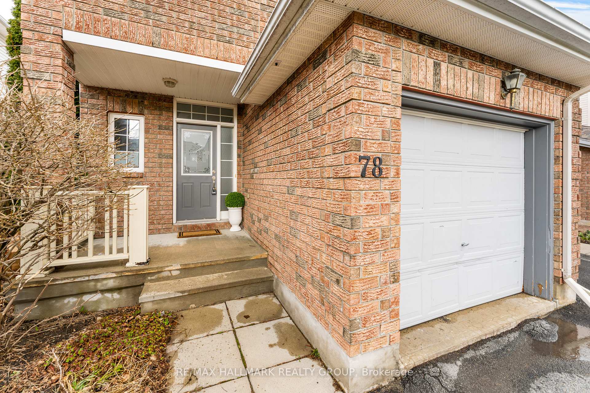 Photo 3 of 78 Milner Downs Crescent, Ottawa, Kanata - Emerald Meadows/Trailwest — HOMEH