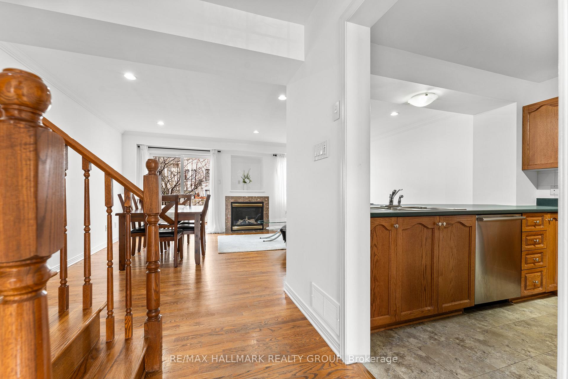 Photo 7 of 78 Milner Downs Crescent, Ottawa, Kanata - Emerald Meadows/Trailwest — HOMEH