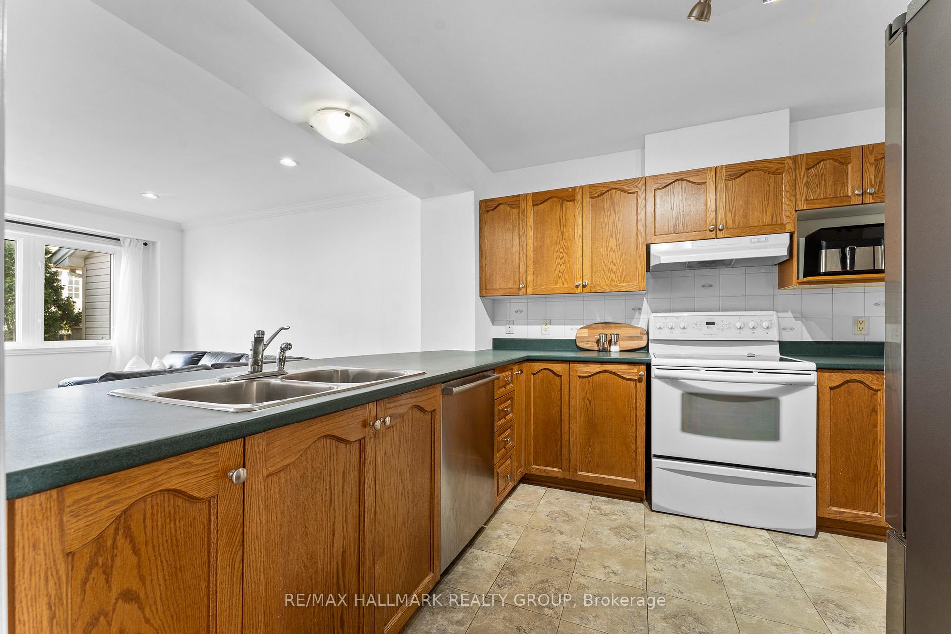 Photo 18 of 78 Milner Downs Crescent, Ottawa, Kanata - Emerald Meadows/Trailwest — HOMEH