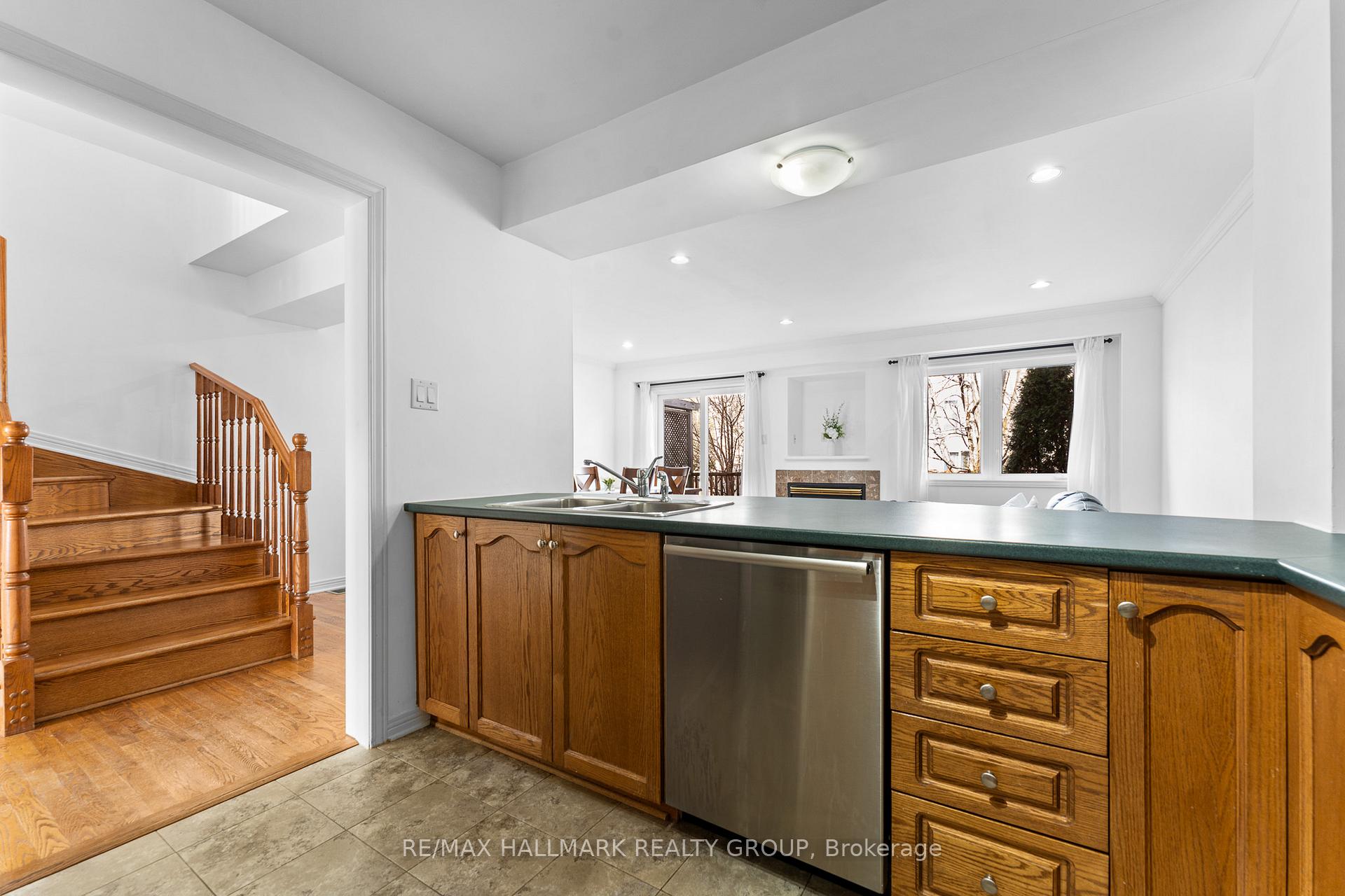 Photo 23 of 78 Milner Downs Crescent, Ottawa, Kanata - Emerald Meadows/Trailwest — HOMEH