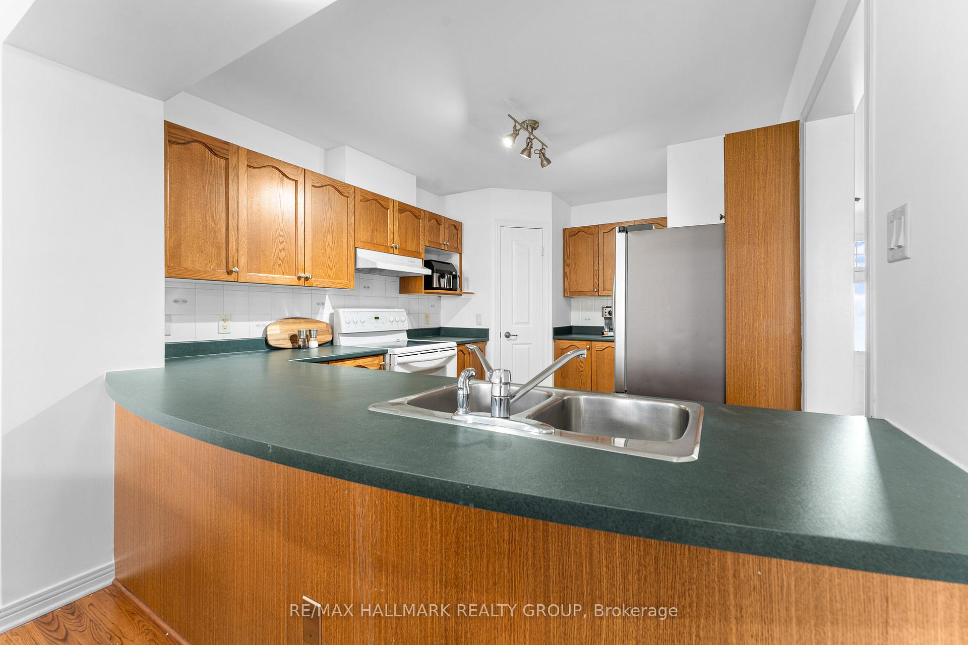 Photo 24 of 78 Milner Downs Crescent, Ottawa, Kanata - Emerald Meadows/Trailwest — HOMEH