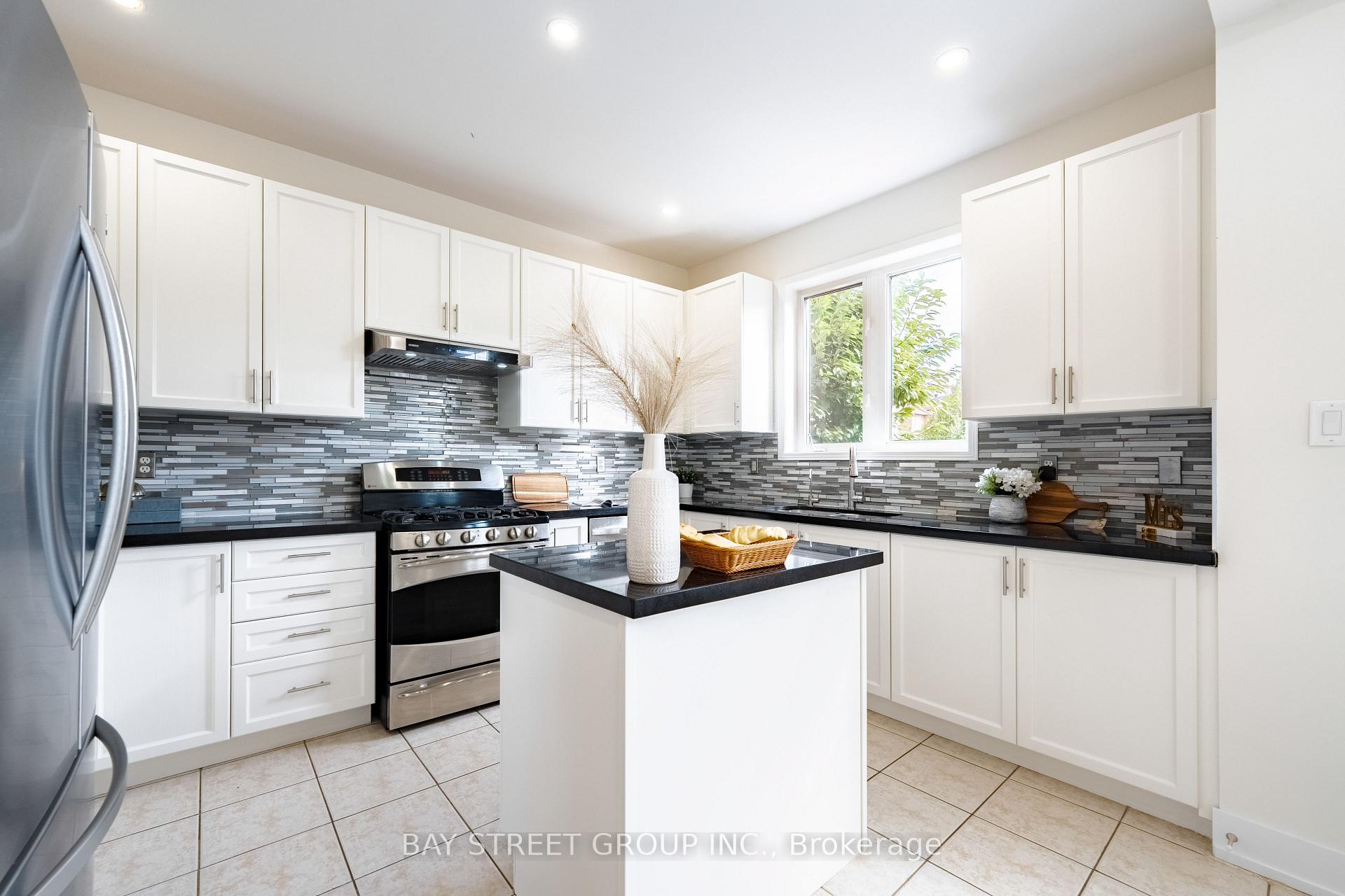 Photo 16 of 38 Pike Lane, Markham, Cornell — HOMEH