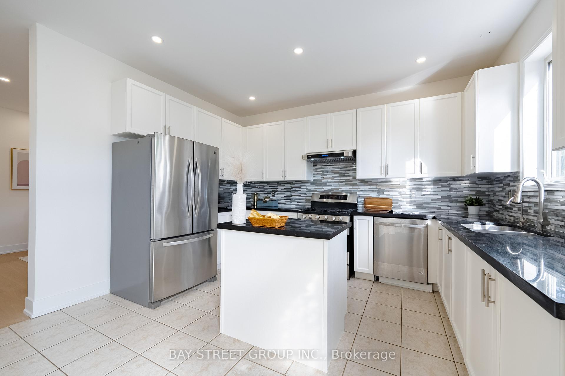Photo 17 of 38 Pike Lane, Markham, Cornell — HOMEH