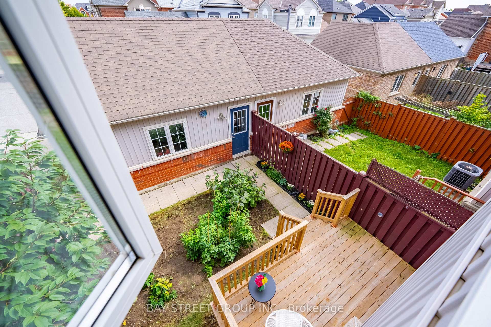 Photo 25 of 38 Pike Lane, Markham, Cornell — HOMEH