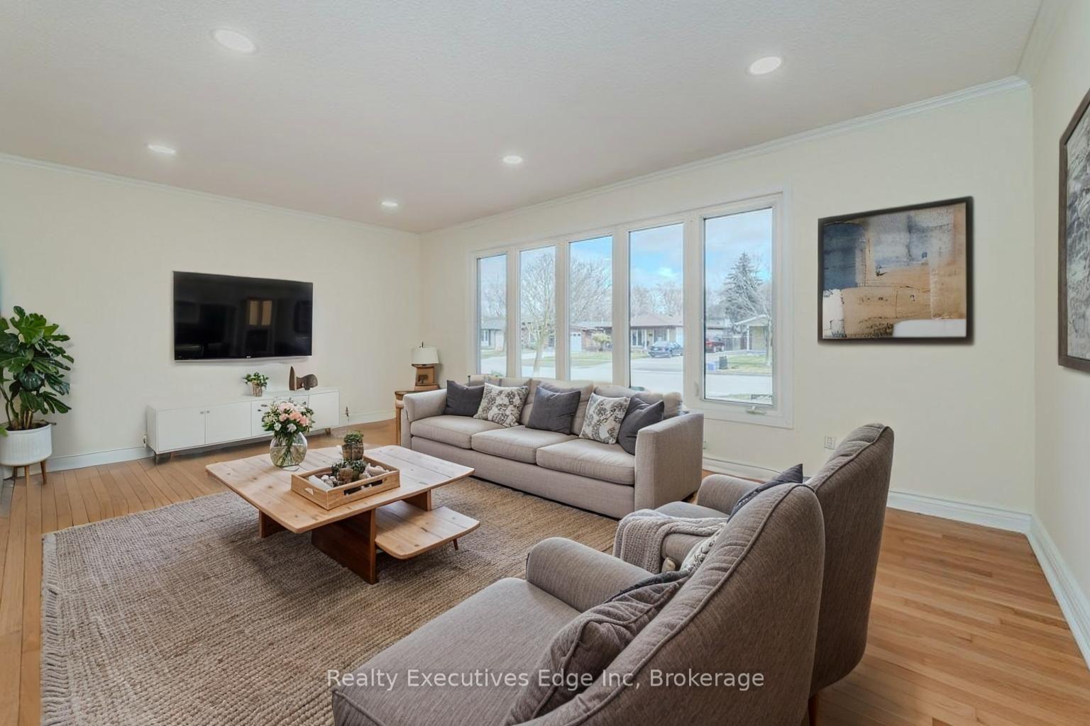 Photo 3 of 46 Appalachian Crescent, Kitchener — HOMEH