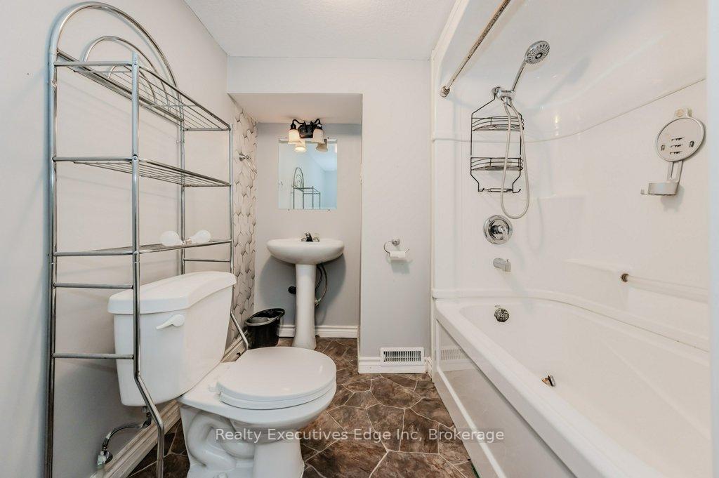 Photo 17 of 46 Appalachian Crescent, Kitchener — HOMEH
