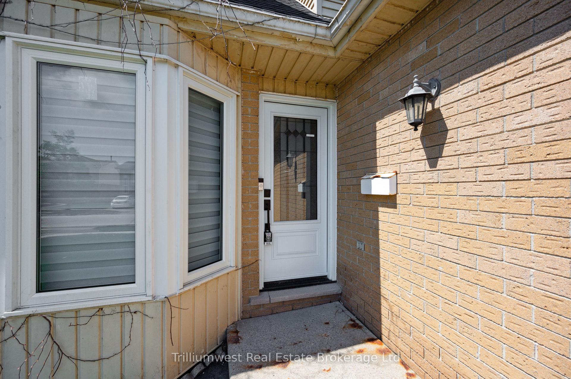 Photo 4 of 23 Wycliffe Place, Kitchener — HOMEH