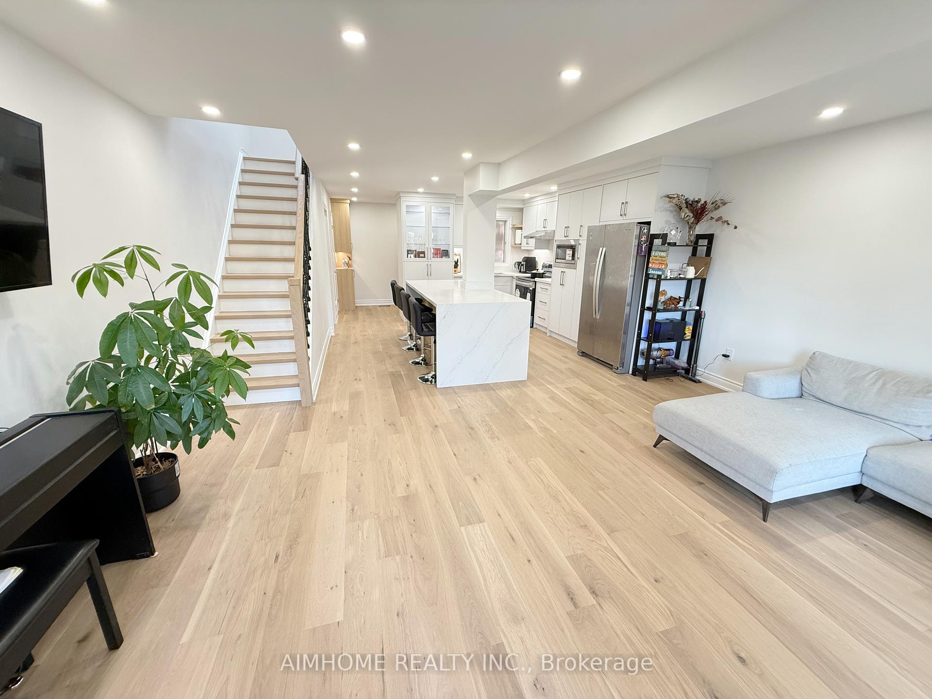 Photo 2 of 16 Upton Crescent, Markham, Milliken Mills West — HOMEH