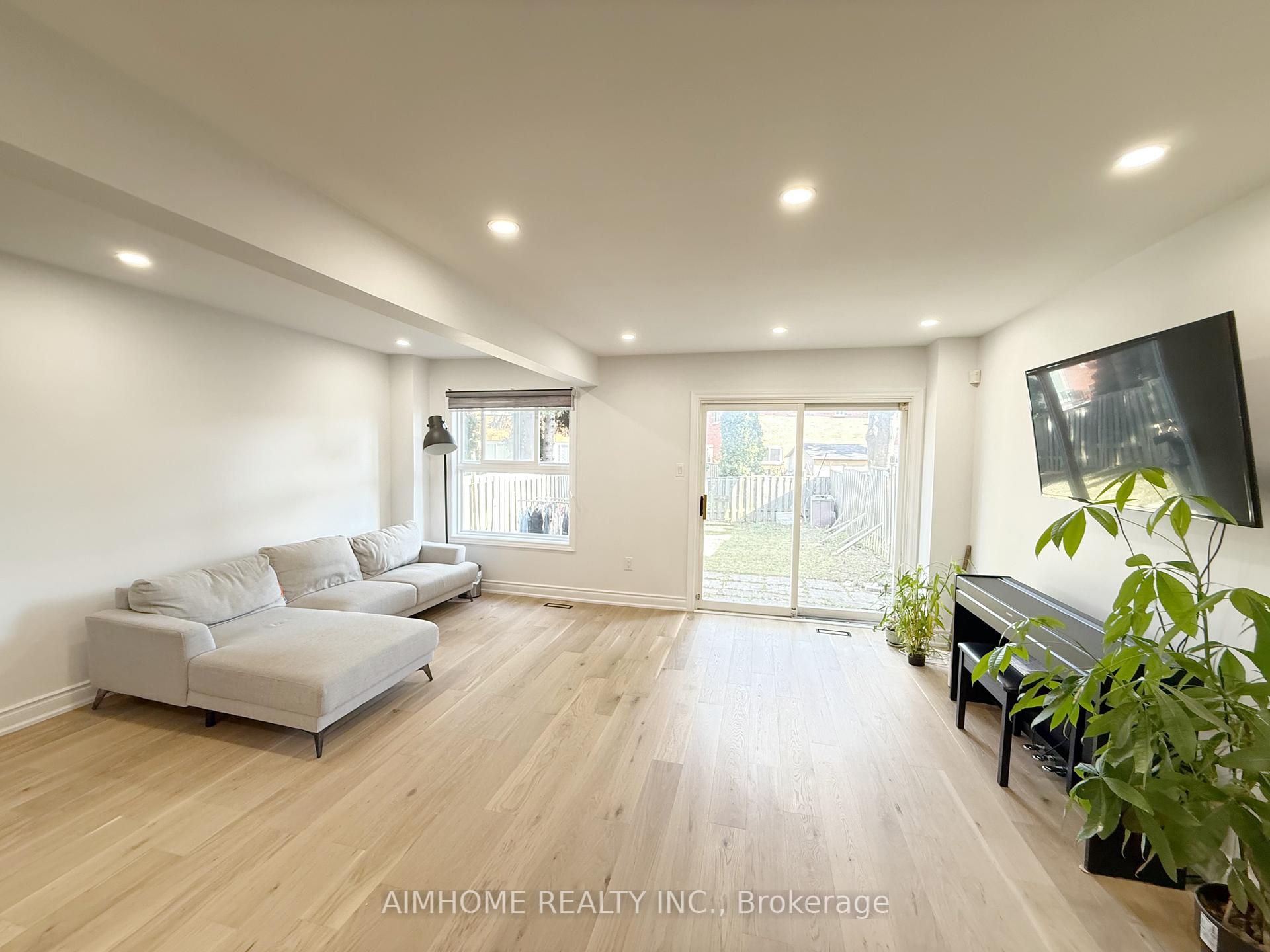 Photo 4 of 16 Upton Crescent, Markham, Milliken Mills West — HOMEH