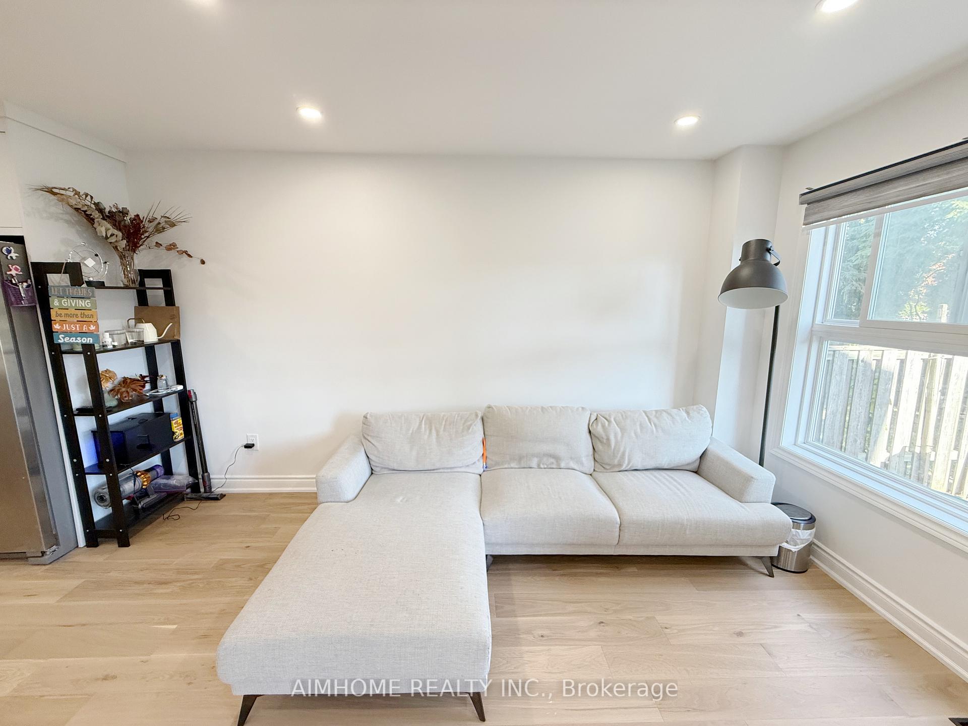 Photo 5 of 16 Upton Crescent, Markham, Milliken Mills West — HOMEH