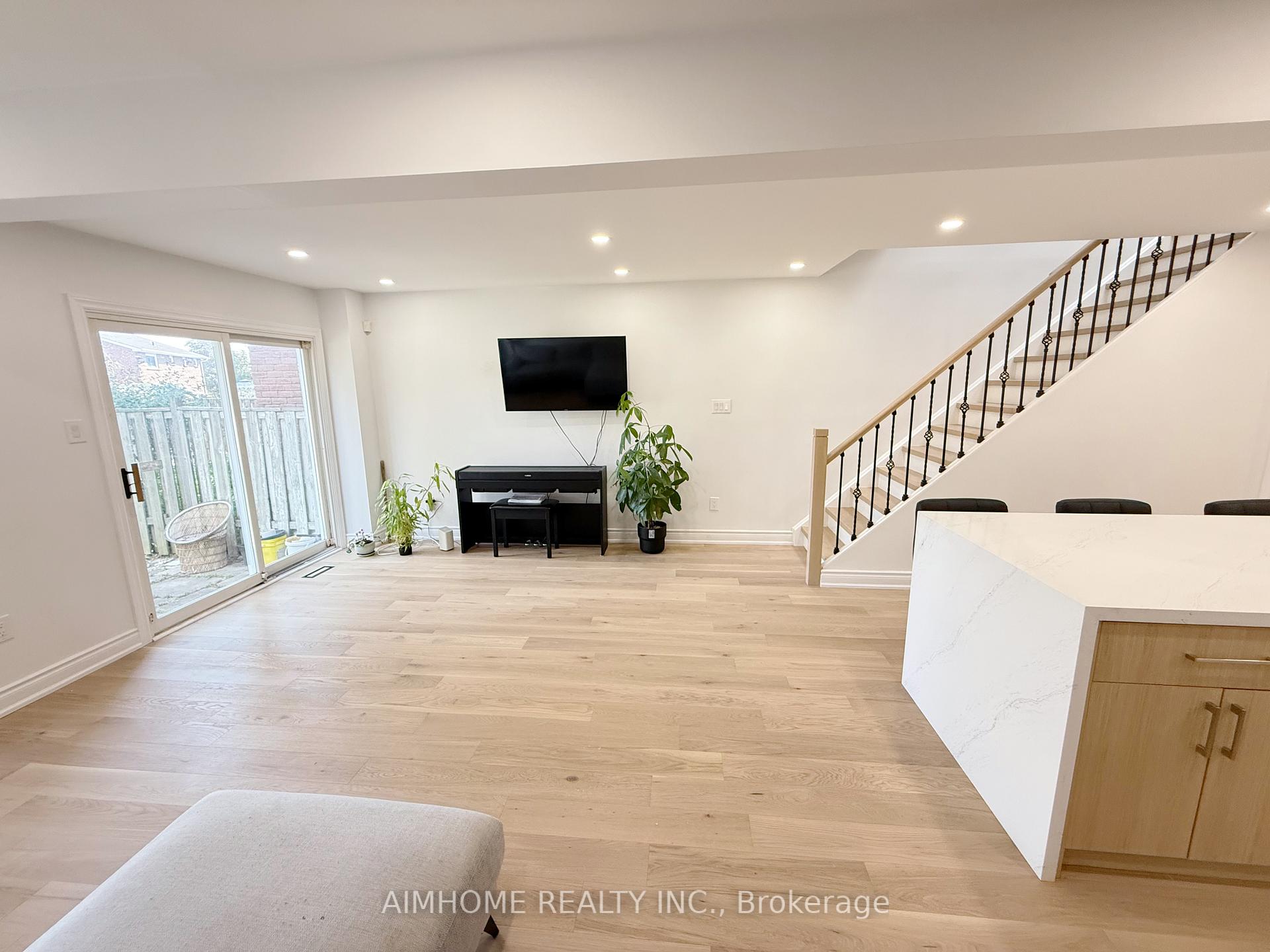 Photo 6 of 16 Upton Crescent, Markham, Milliken Mills West — HOMEH