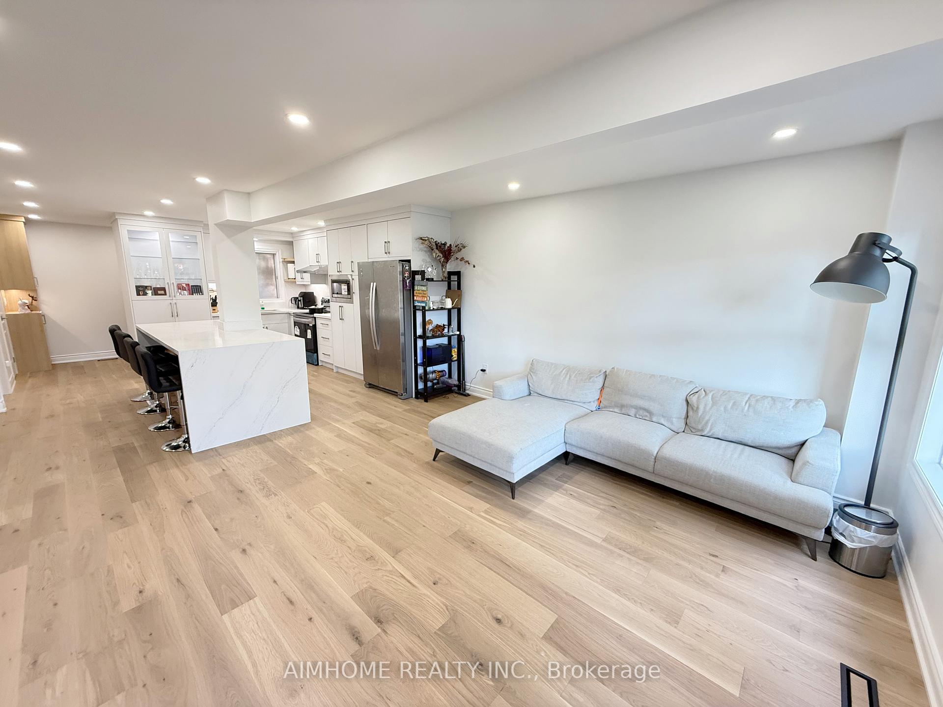Photo 11 of 16 Upton Crescent, Markham, Milliken Mills West — HOMEH
