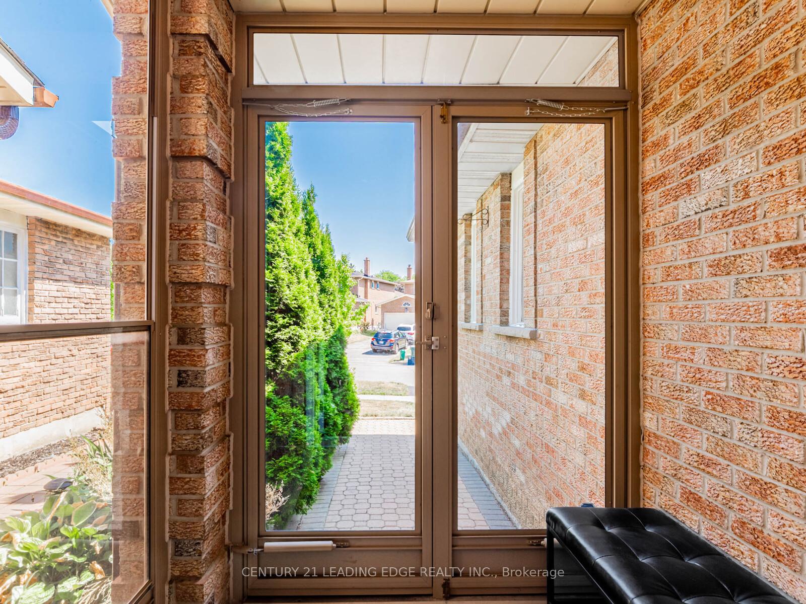 Photo 4 of 113 Major Buttons Drive, Markham, Sherwood-Amberglen — HOMEH