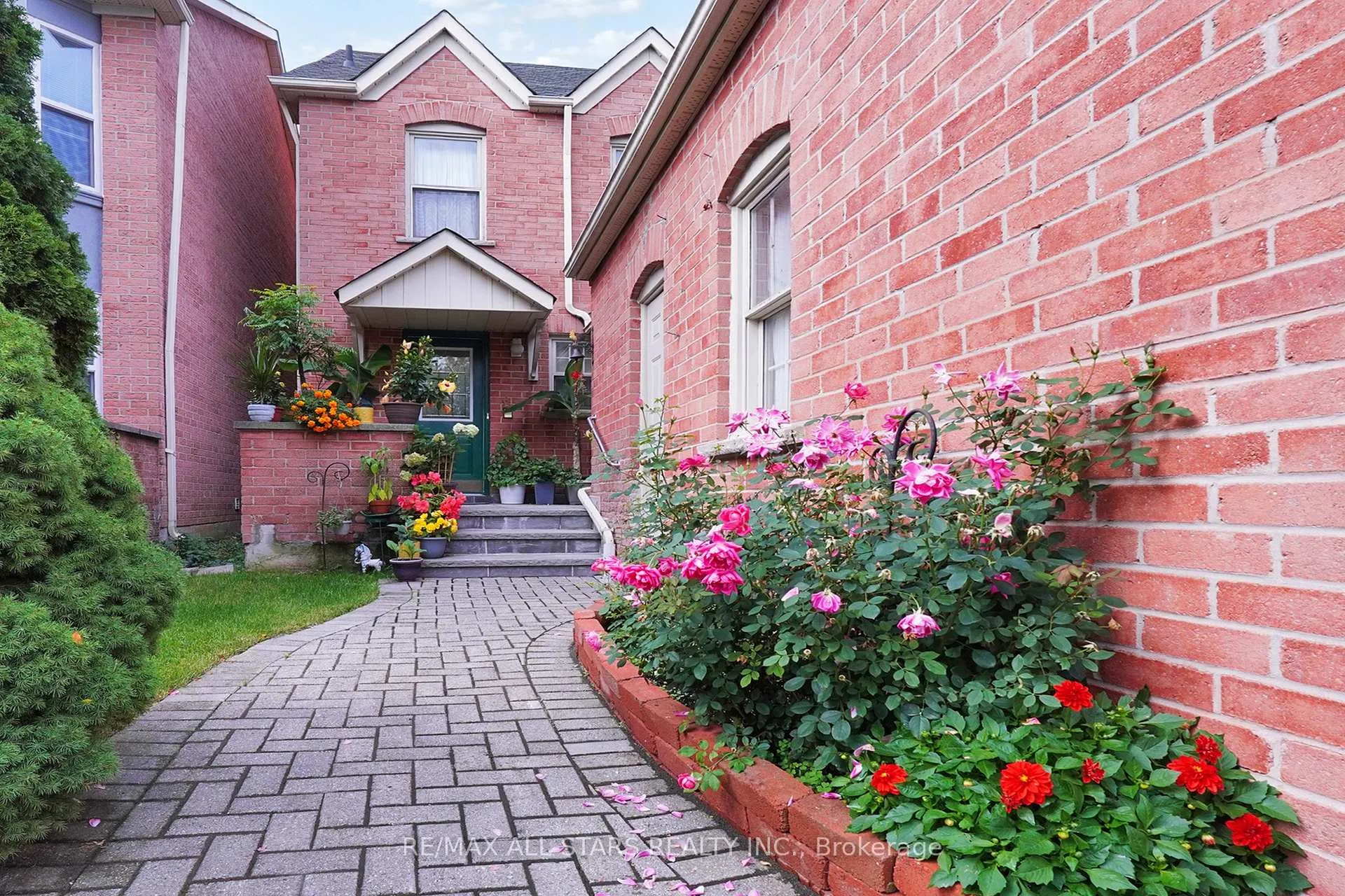 Photo 2 of 82 Waterbridge Lane, Markham, Unionville — HOMEH