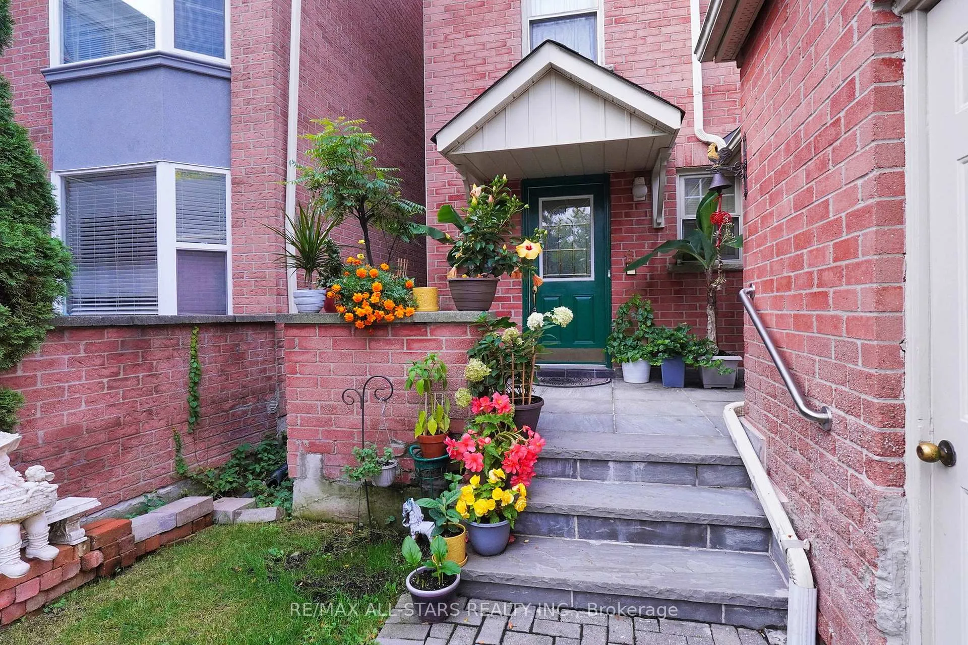 Photo 3 of 82 Waterbridge Lane, Markham, Unionville — HOMEH