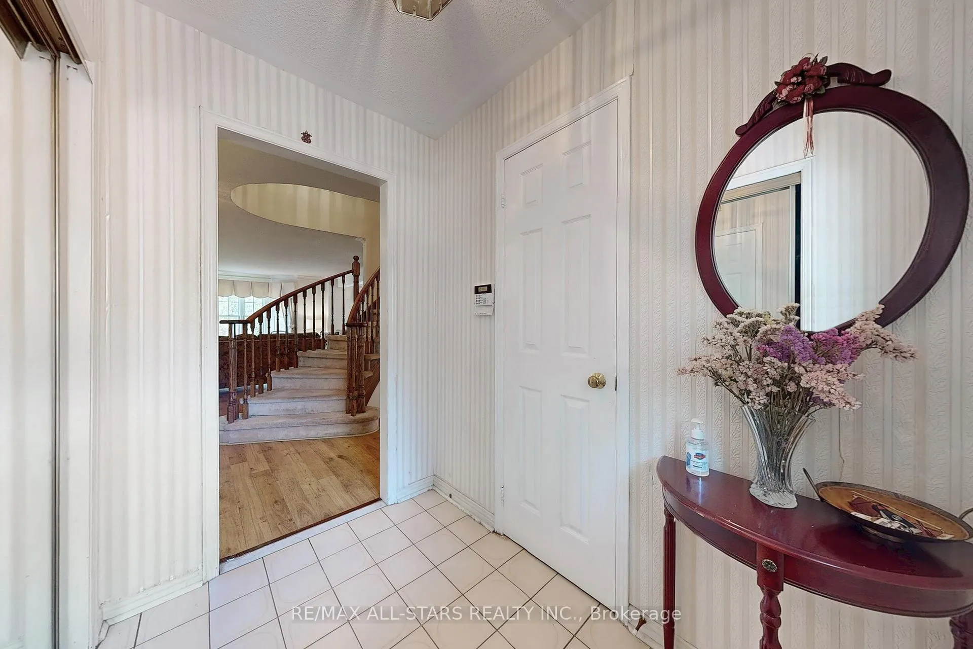 Photo 5 of 82 Waterbridge Lane, Markham, Unionville — HOMEH