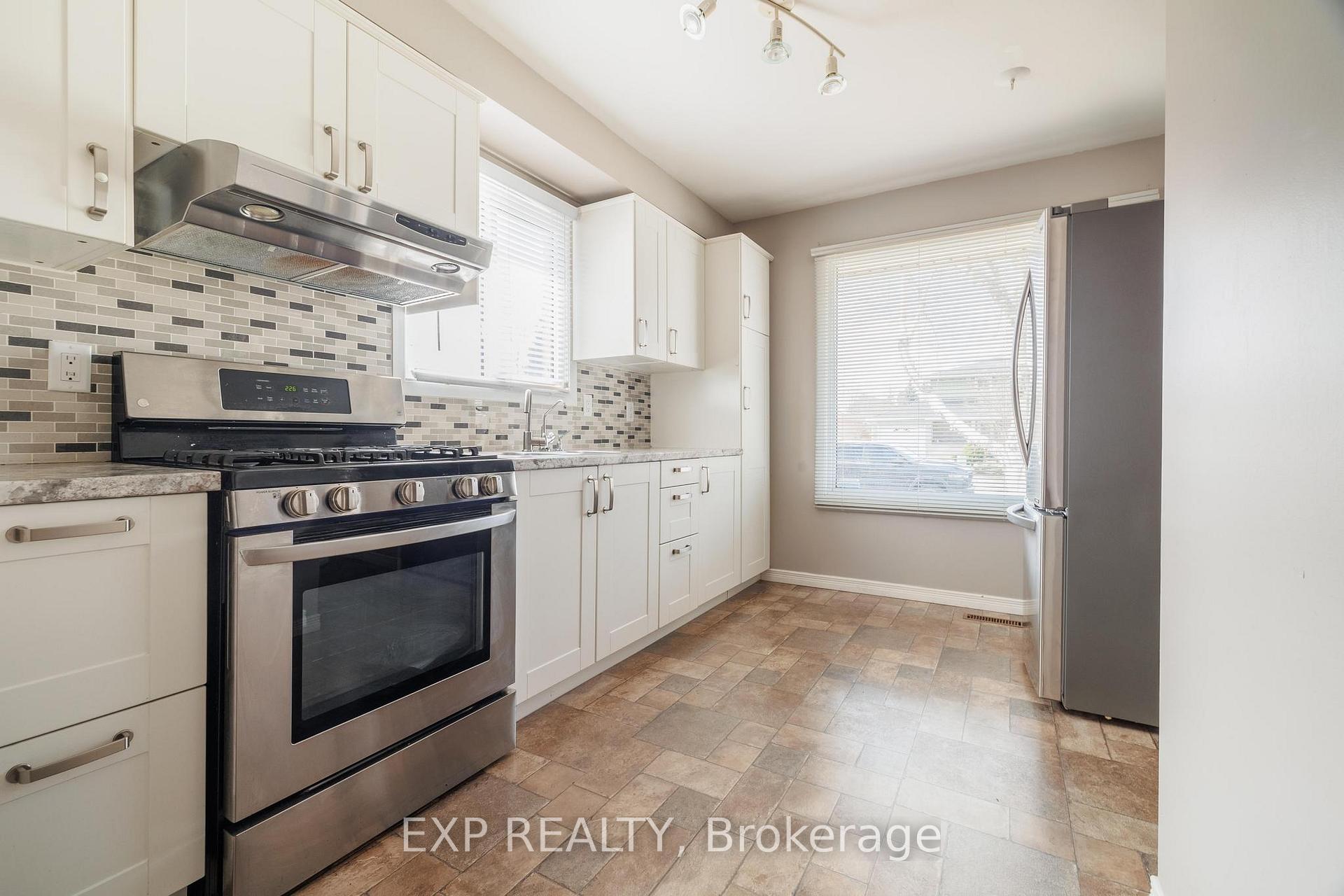 Photo 4 of 220 Cedarwoods Crescent, Kitchener — HOMEH