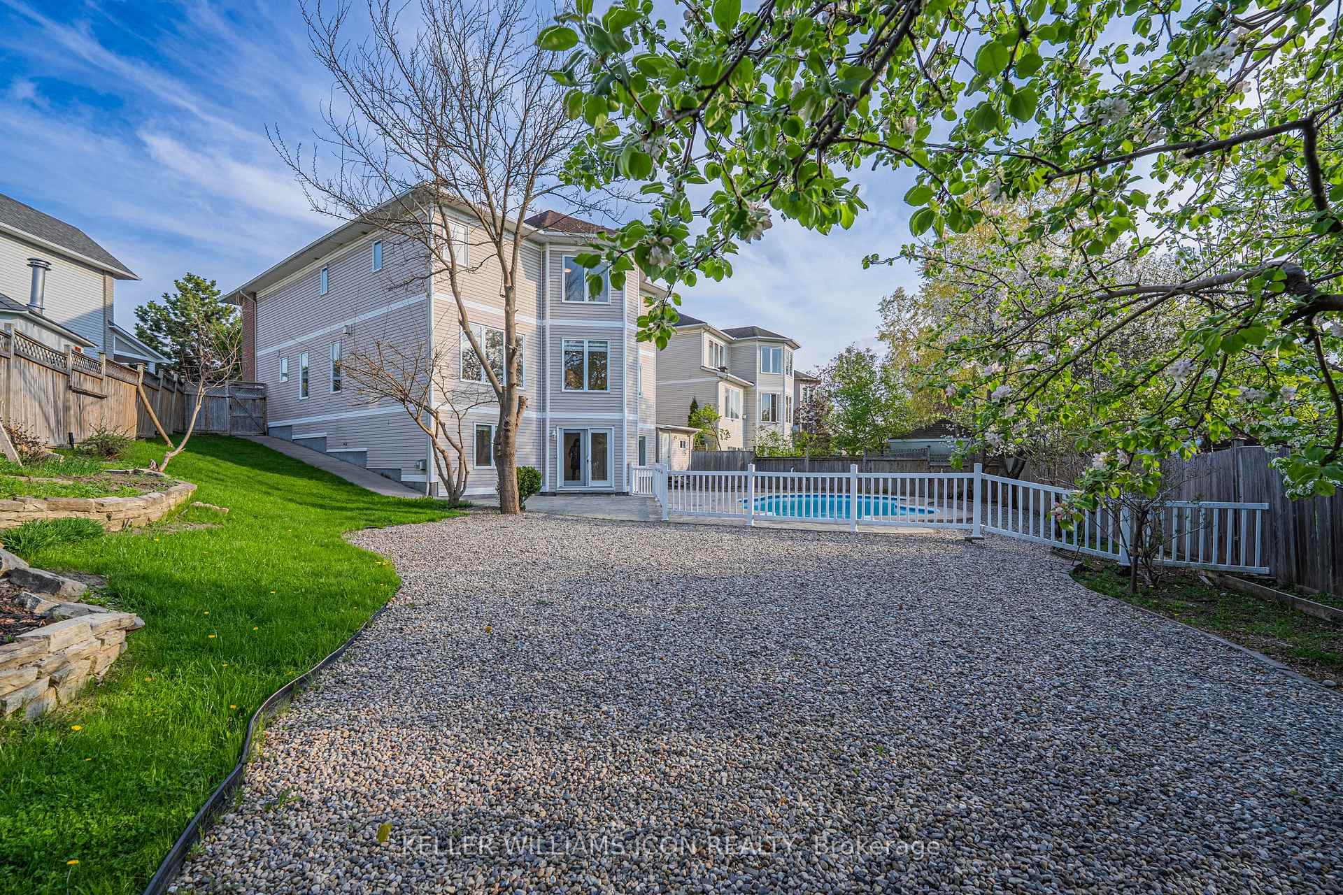 Photo 4 of 56 Glenrill Place, Ottawa, Kanata - Emerald Meadows/Trailwest — HOMEH