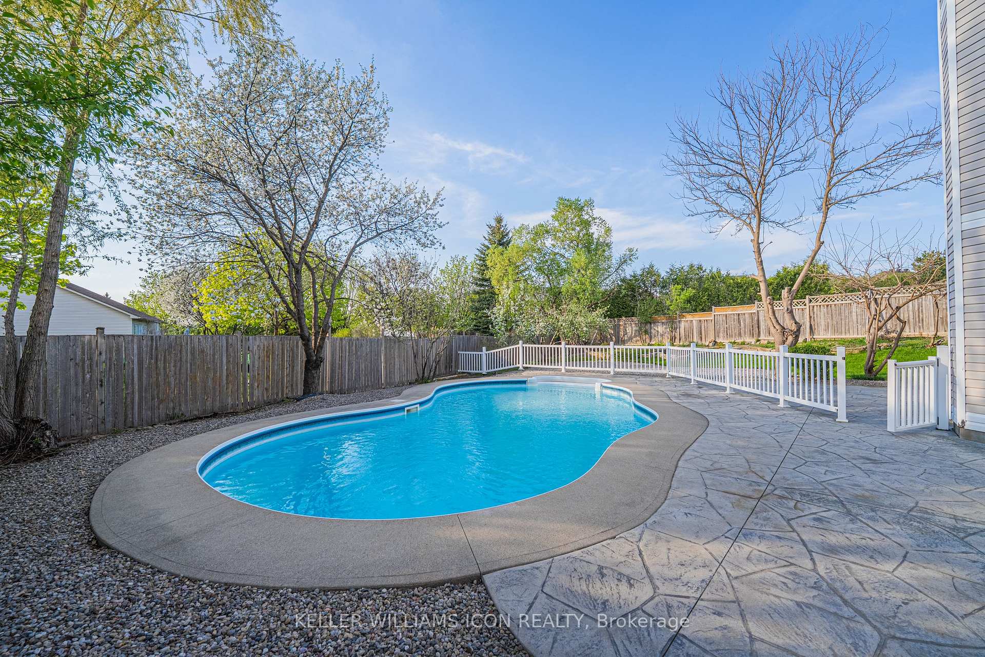 Photo 5 of 56 Glenrill Place, Ottawa, Kanata - Emerald Meadows/Trailwest — HOMEH