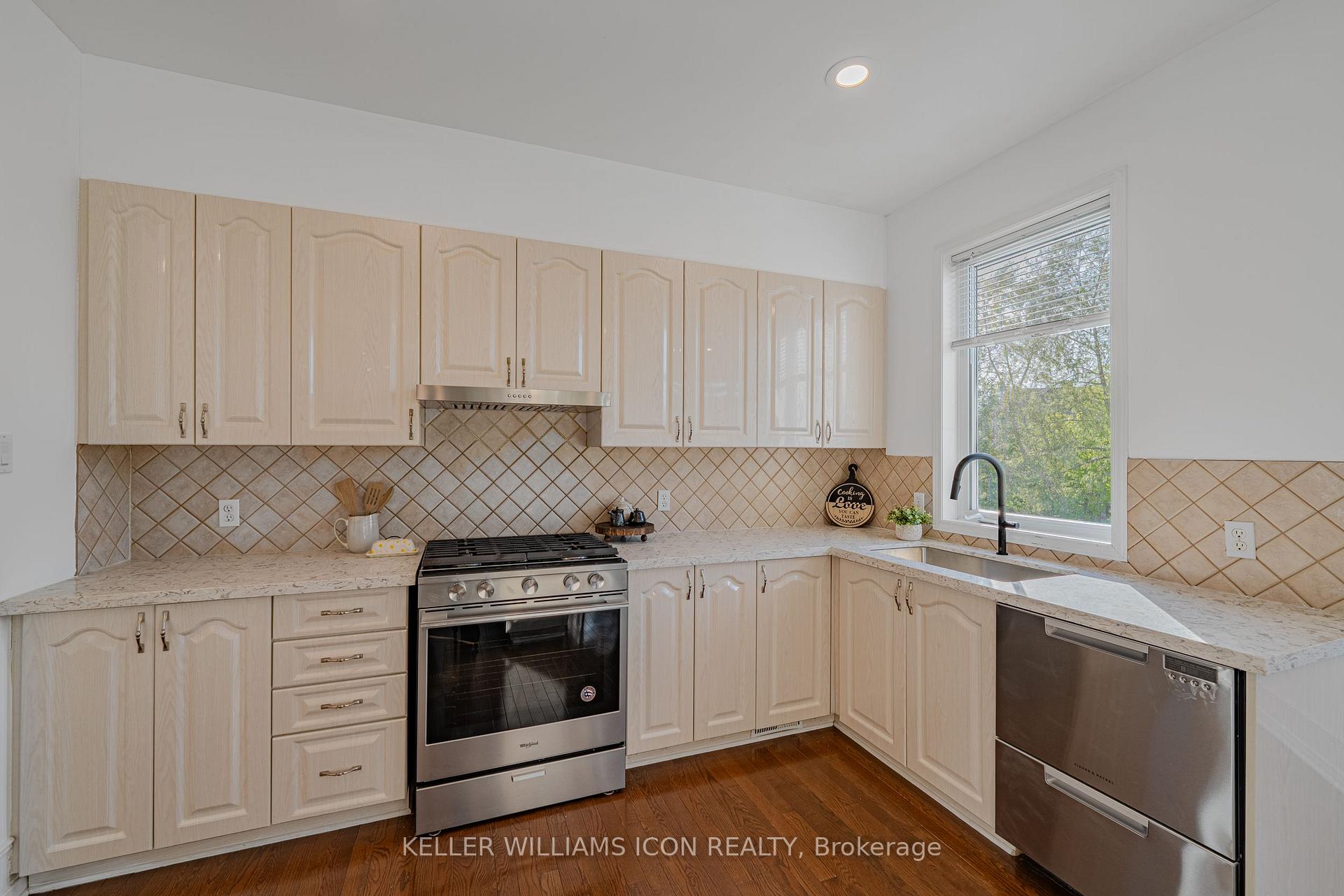 Photo 13 of 56 Glenrill Place, Ottawa, Kanata - Emerald Meadows/Trailwest — HOMEH