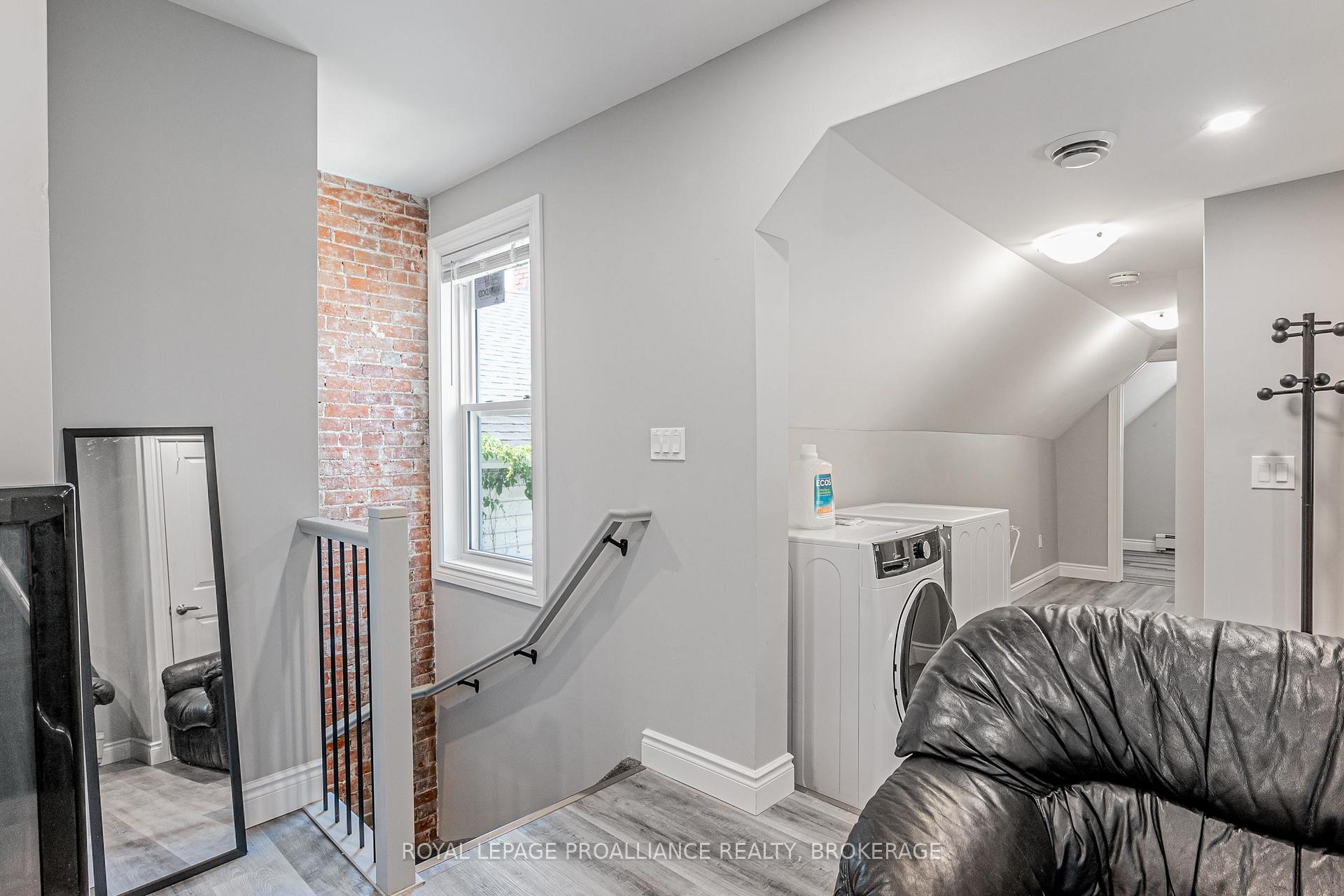 Photo 5 of 370 Barrie Street, Kingston, East of Sir John A. Blvd — HOMEH